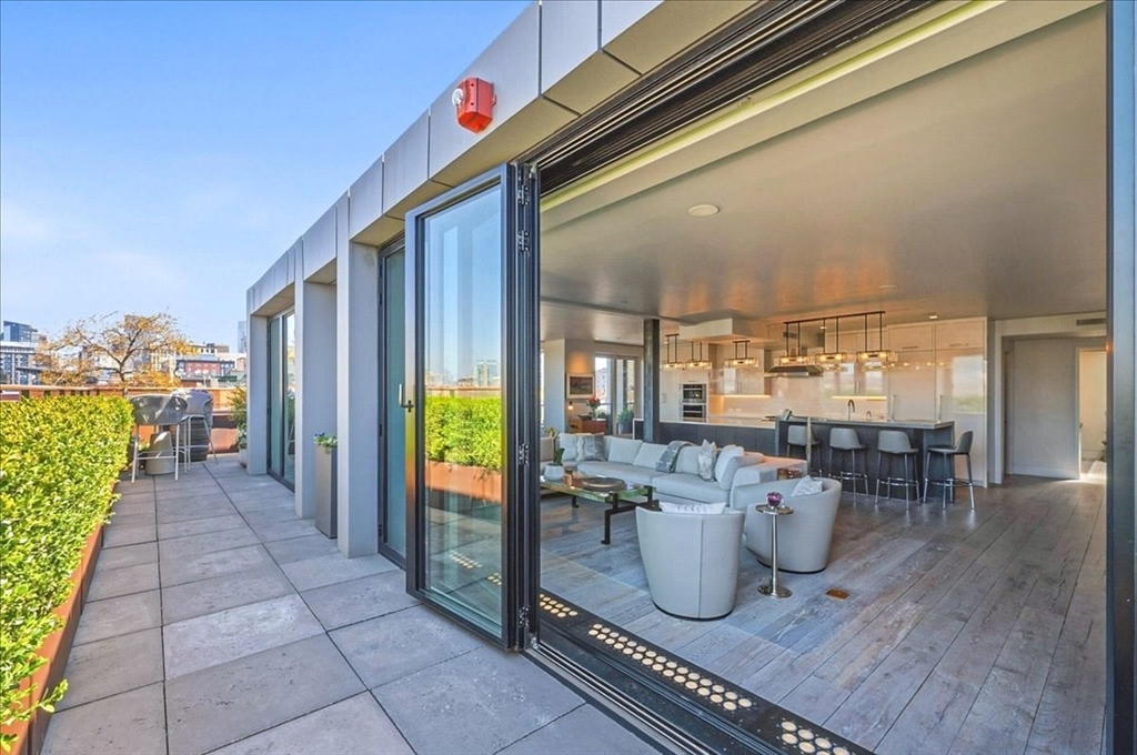 481 Harrison Ave Unit: PHB