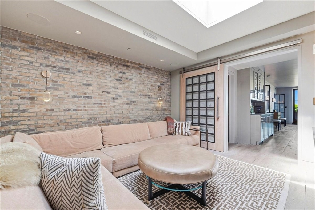 481 Harrison Ave Unit: PHB