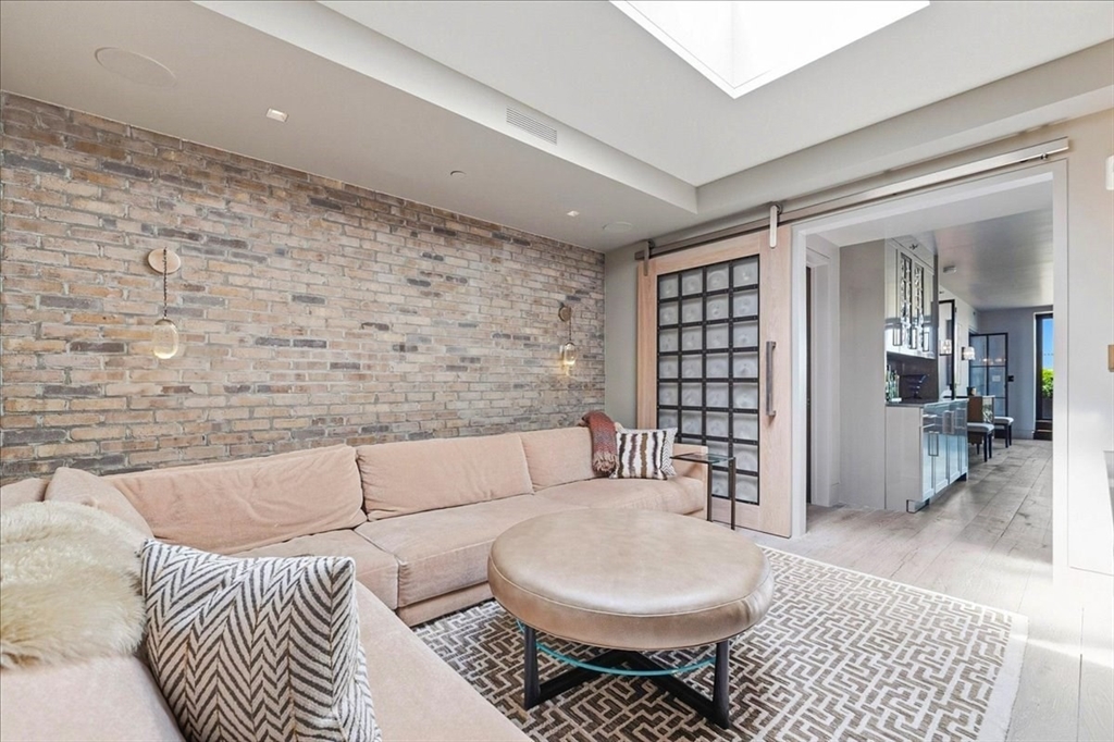 481 Harrison Ave Unit: PHB