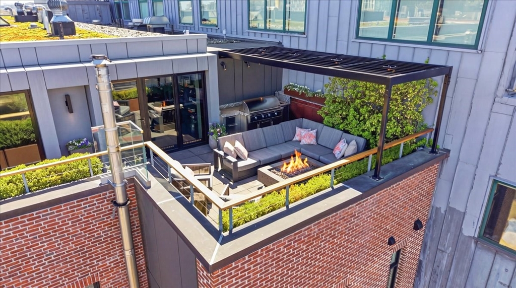 481 Harrison Ave Unit: PHB
