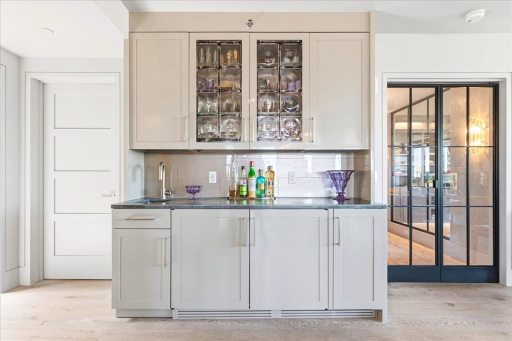 481 Harrison Ave Unit: PHB