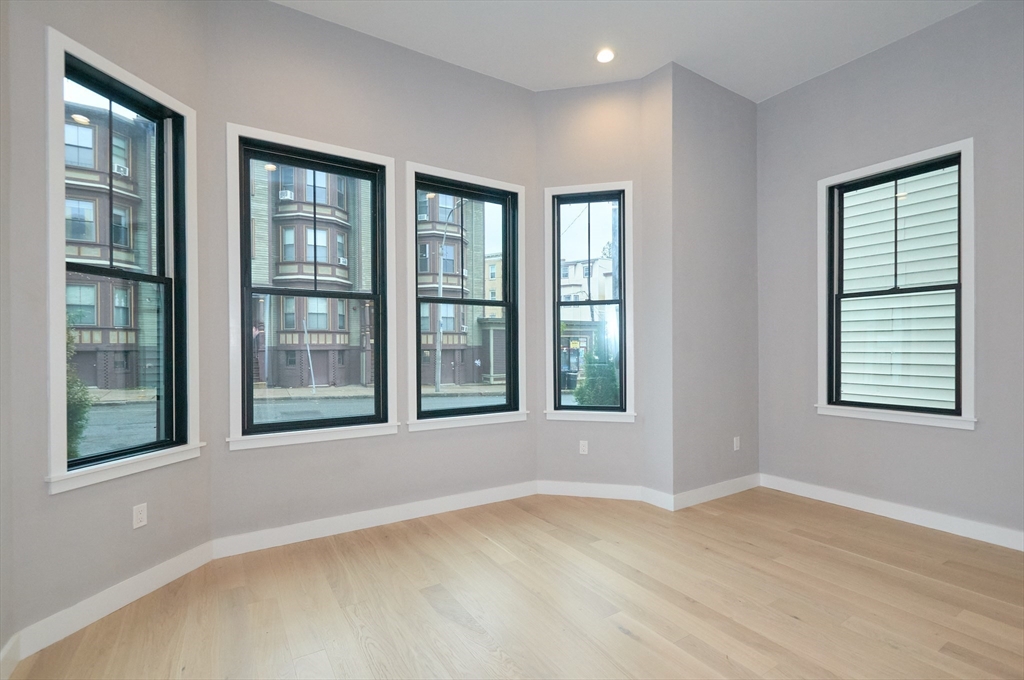 360 Meridian St # 5