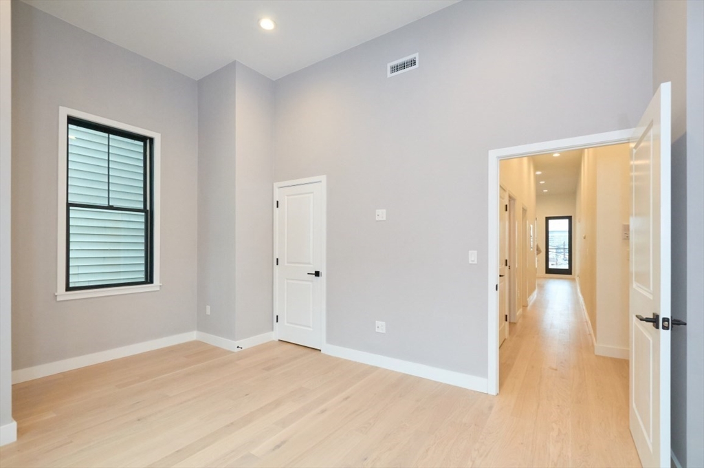 360 Meridian St # 5