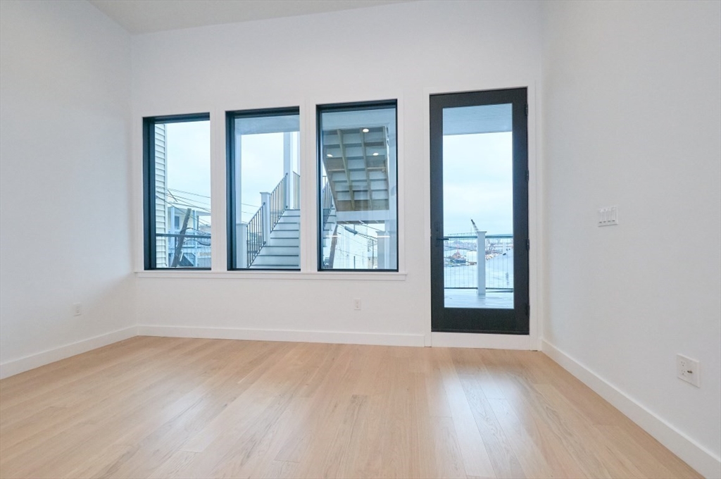 360 Meridian St # 5