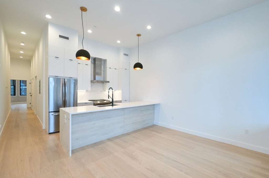 360 Meridian St # 5