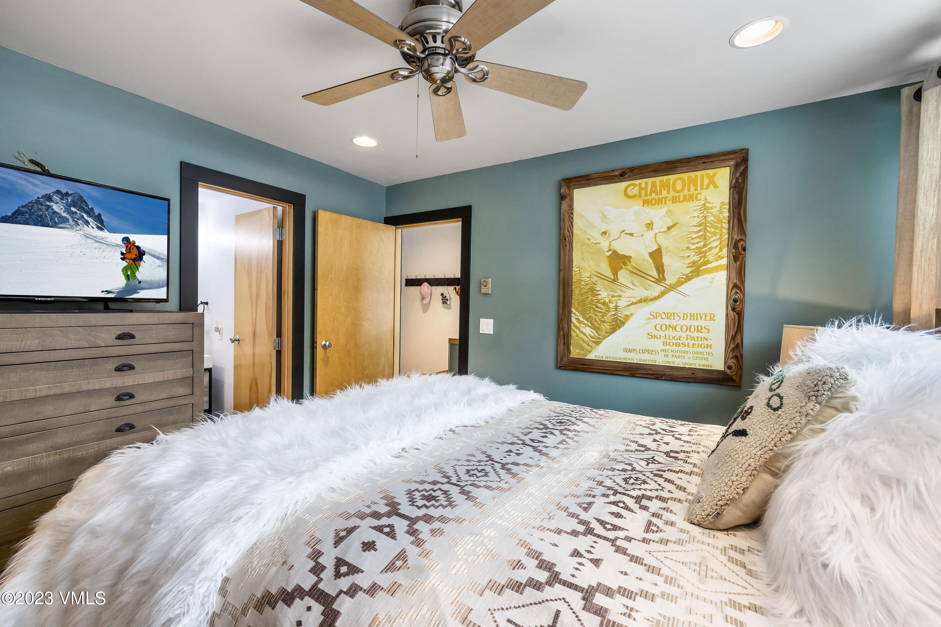 1100 N Frontage Road W 1413