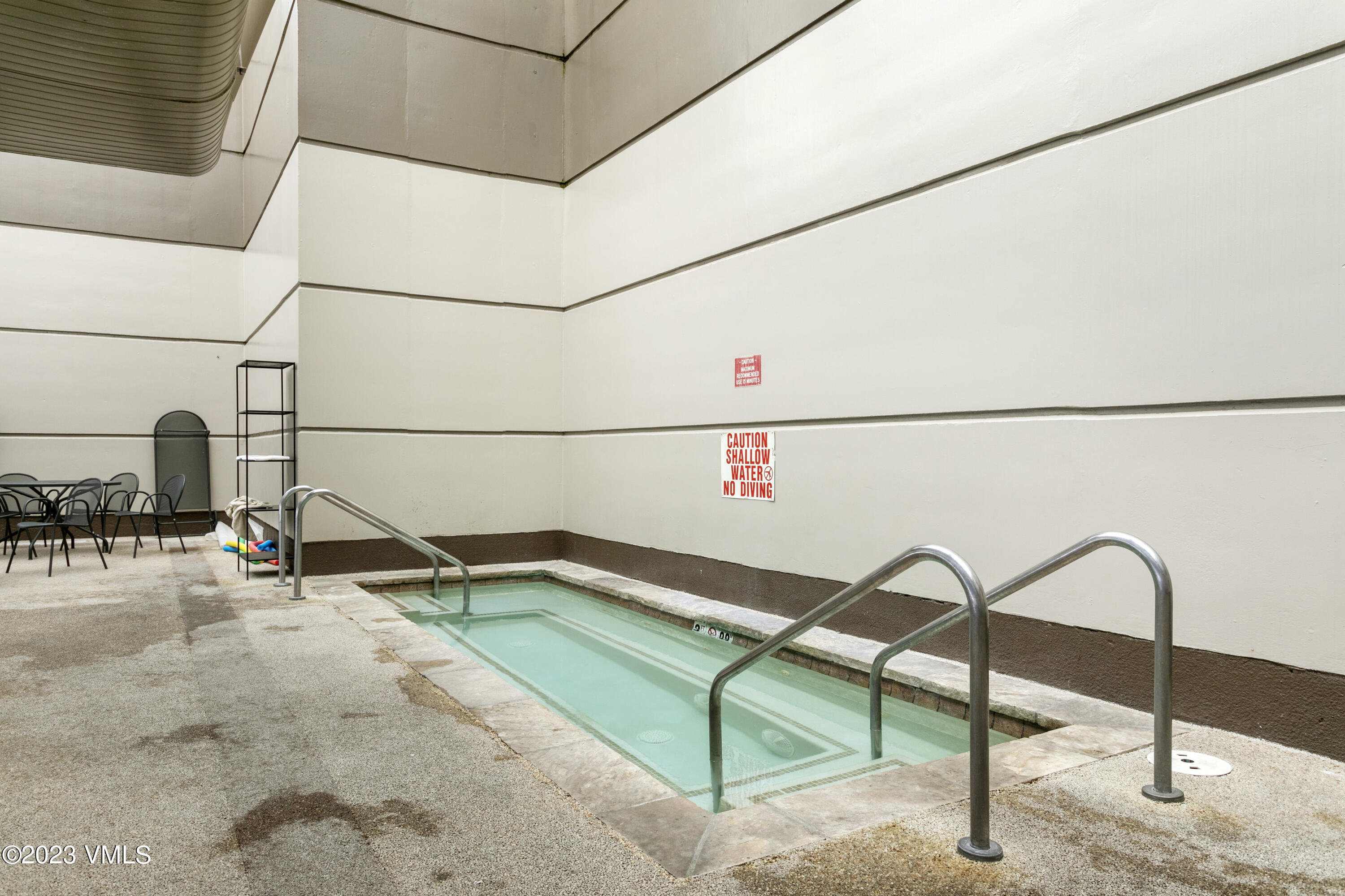 1100 N Frontage Road W 1413