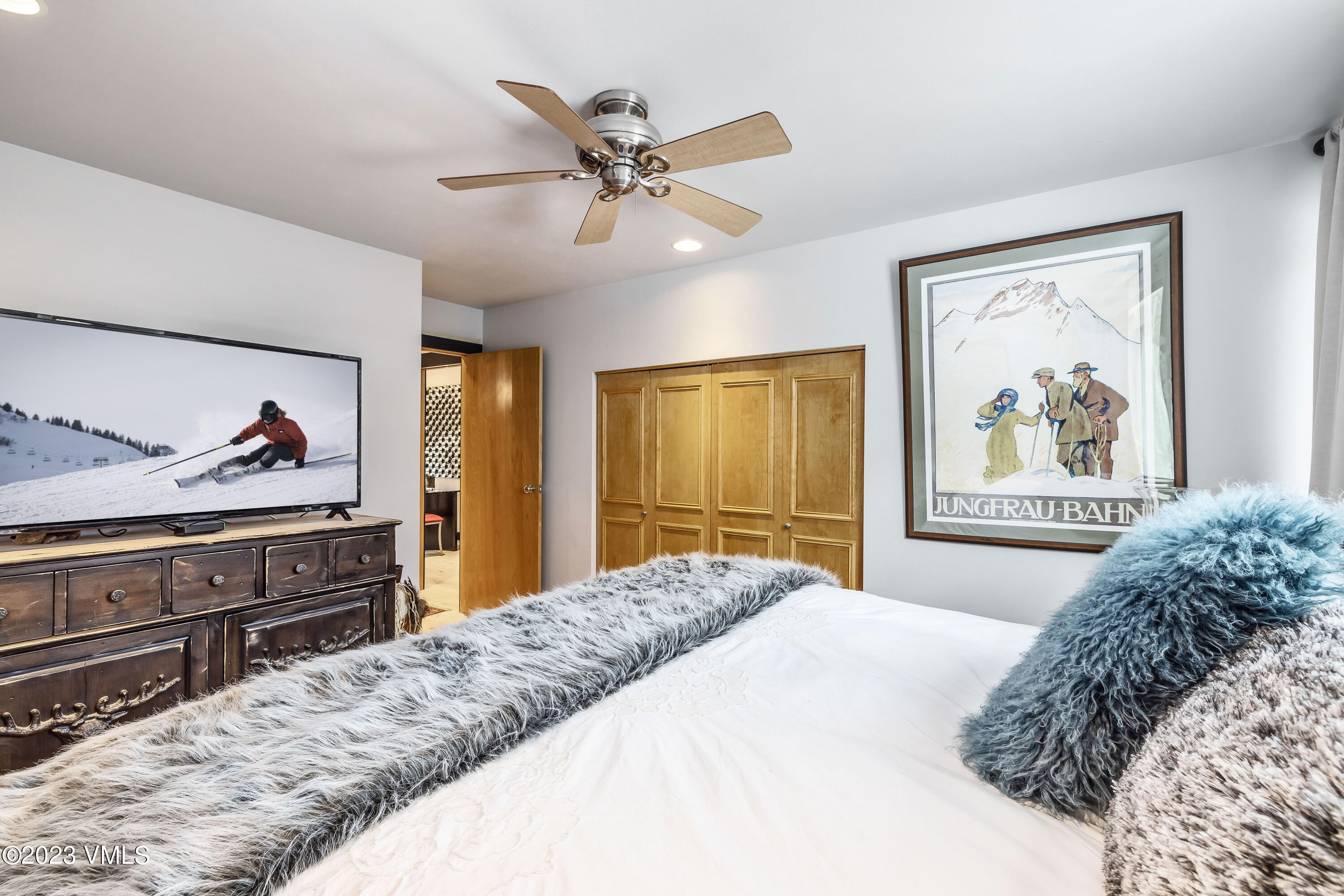 1100 N Frontage Road W 1413