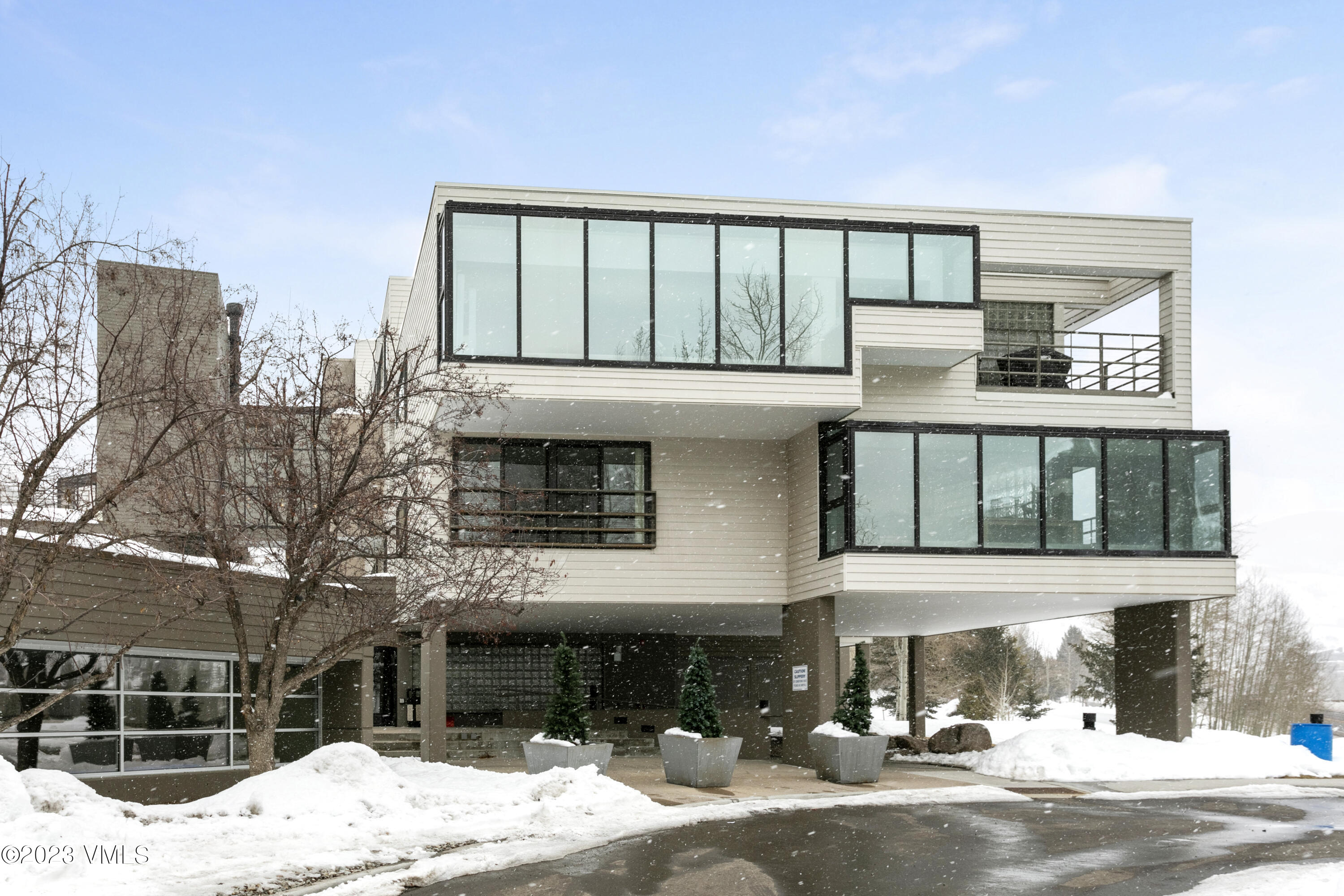 1100 N Frontage Road W 1413