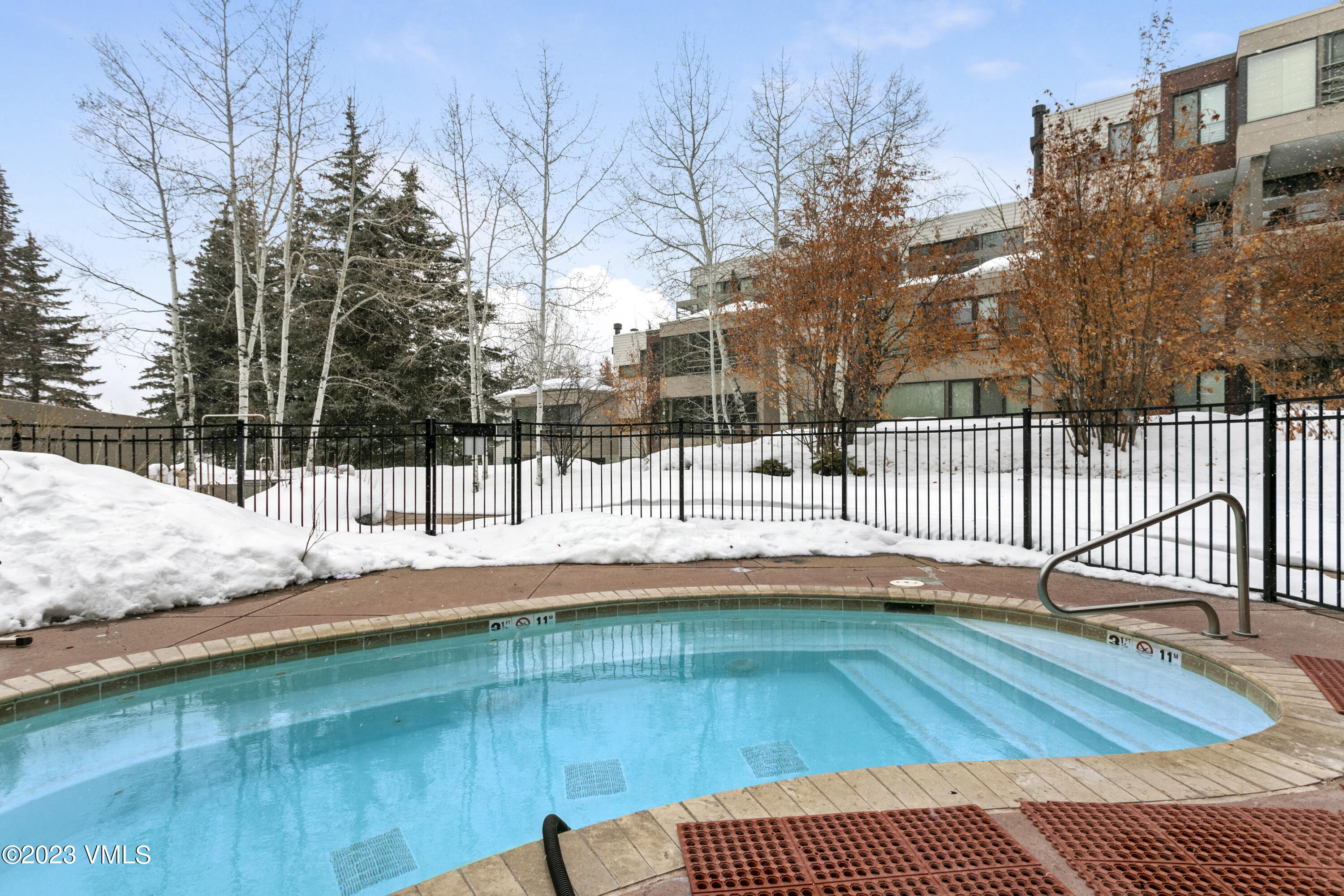 1100 N Frontage Road W 1413