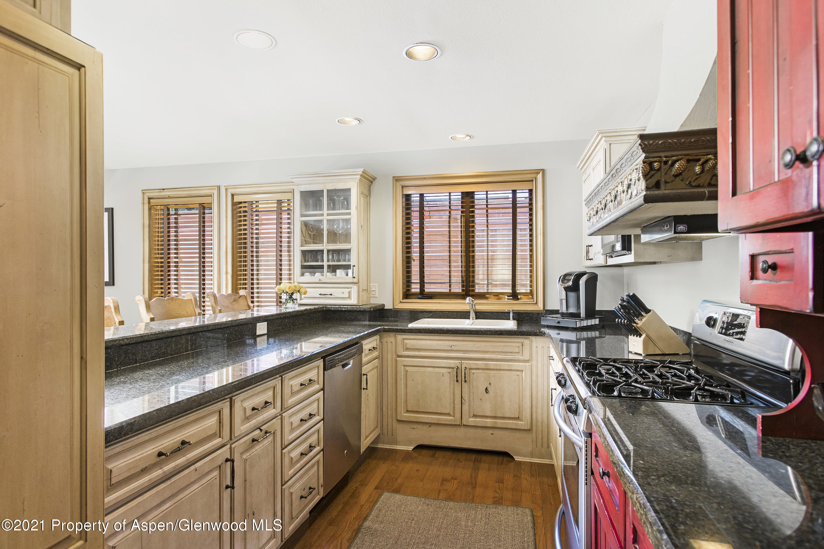 715 E Hopkins Avenue