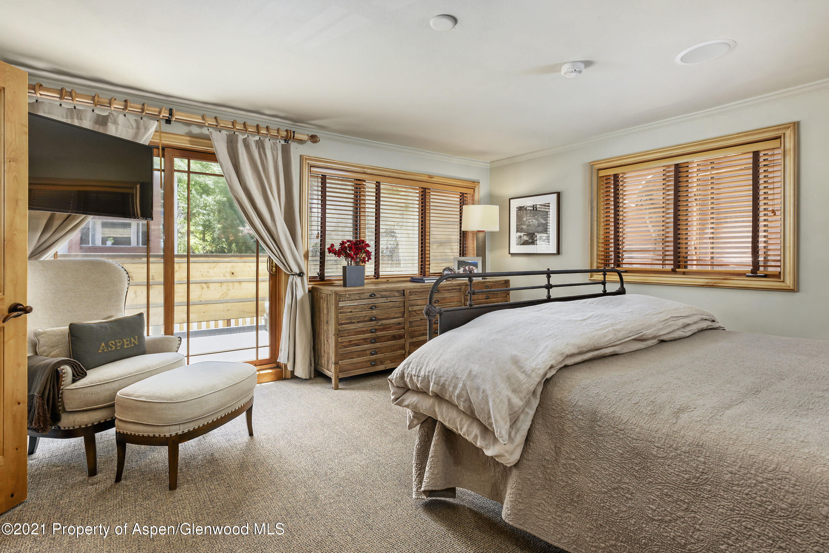 715 E Hopkins Avenue