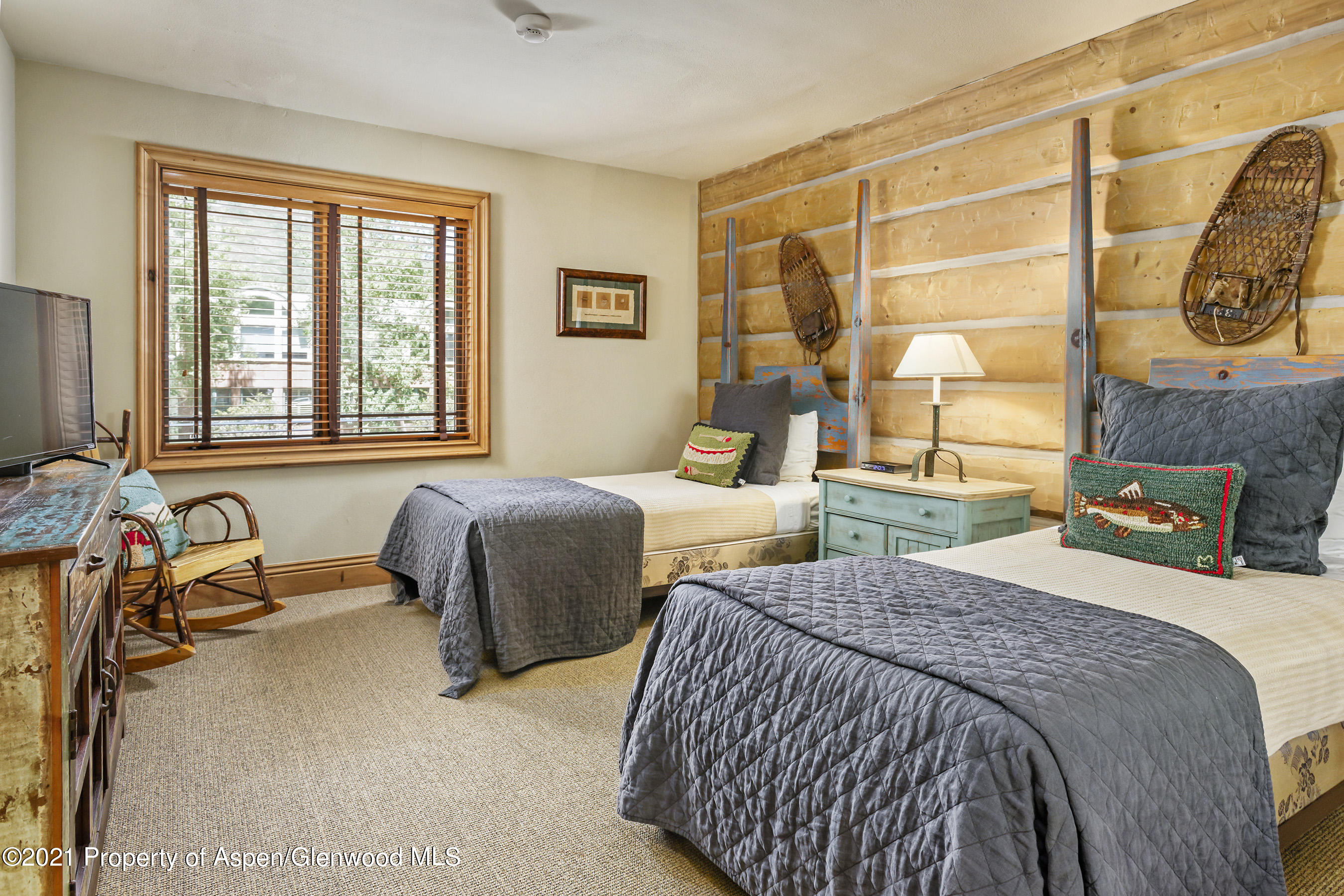 715 E Hopkins Avenue