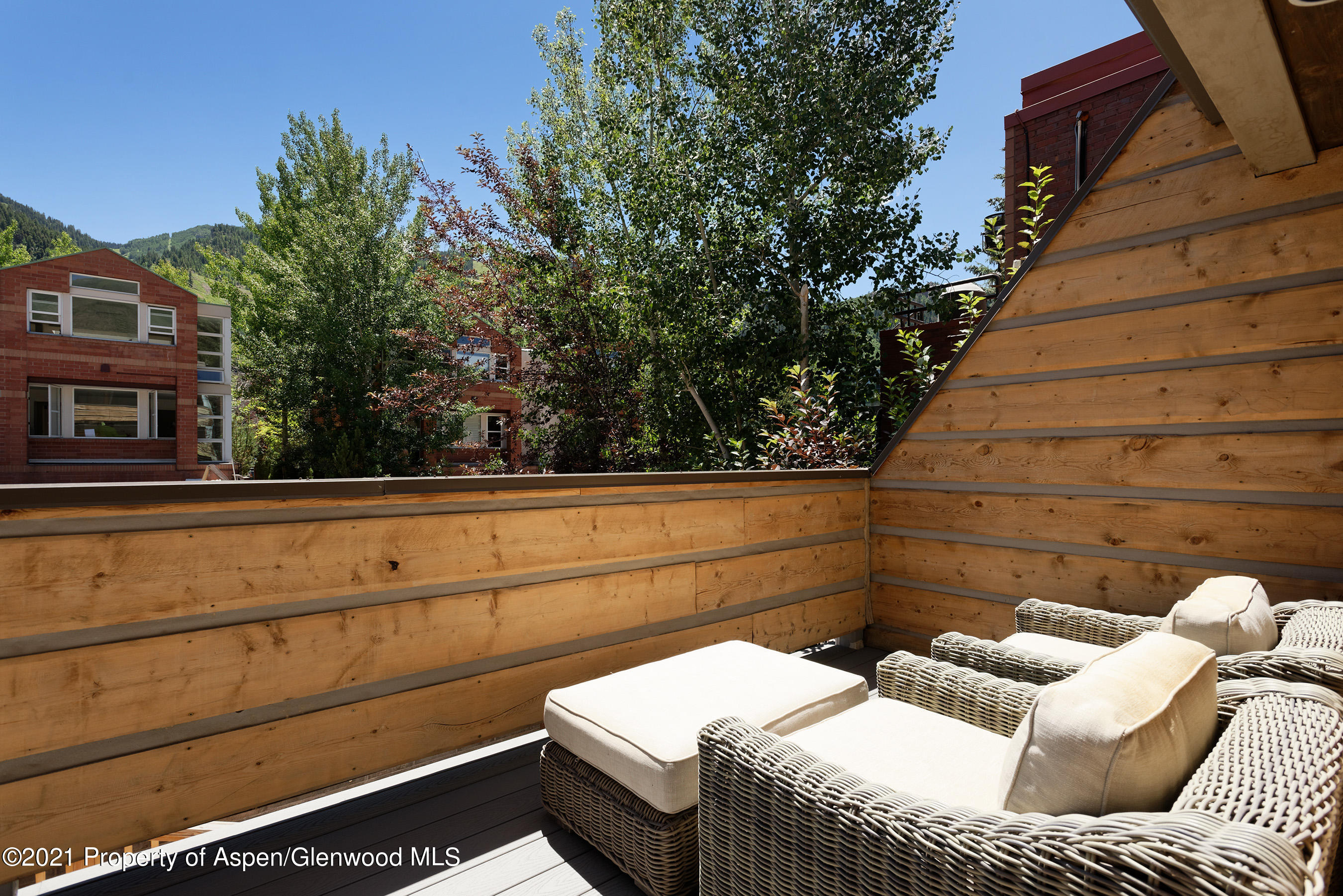 715 E Hopkins Avenue