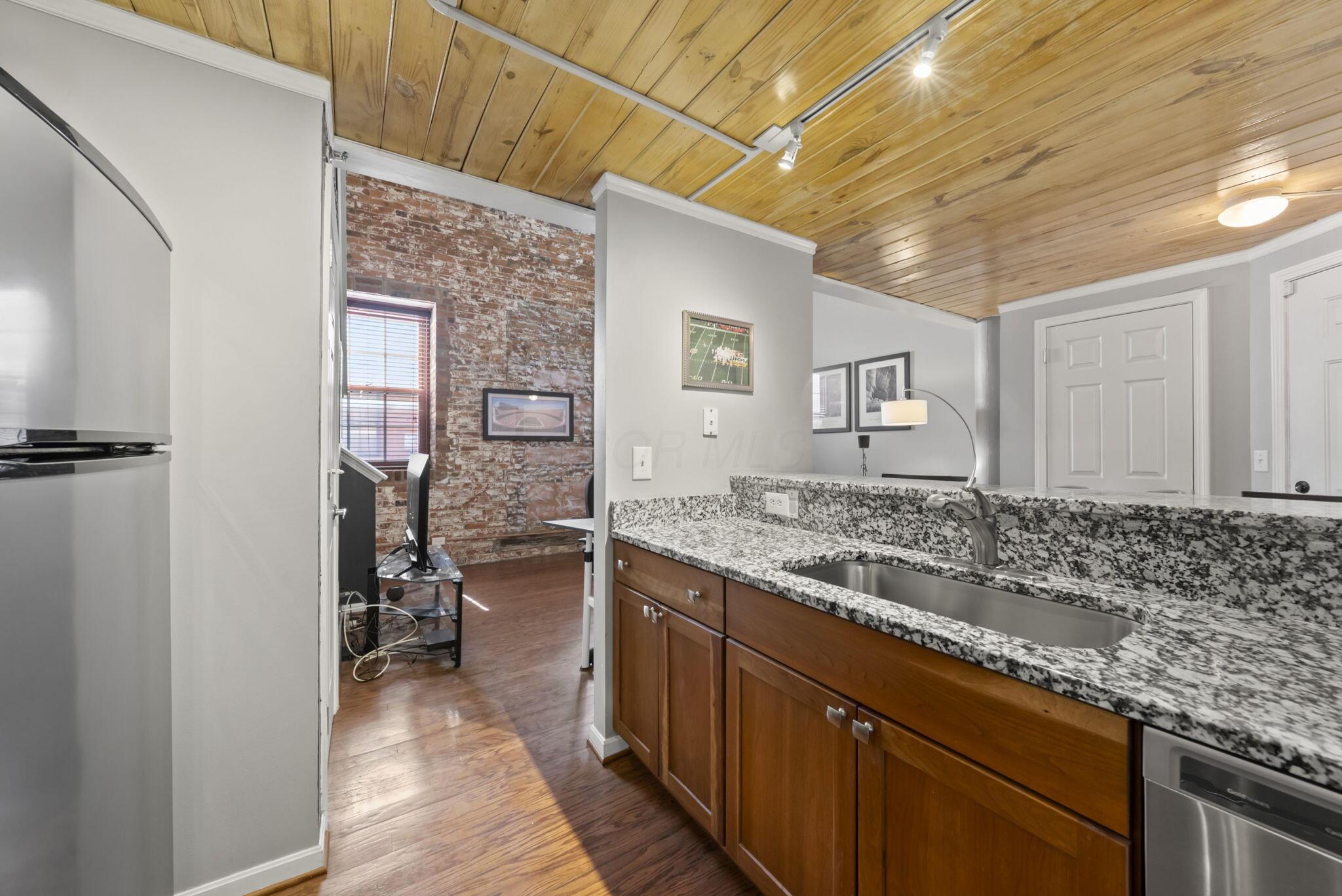 544 S Front Street, 115