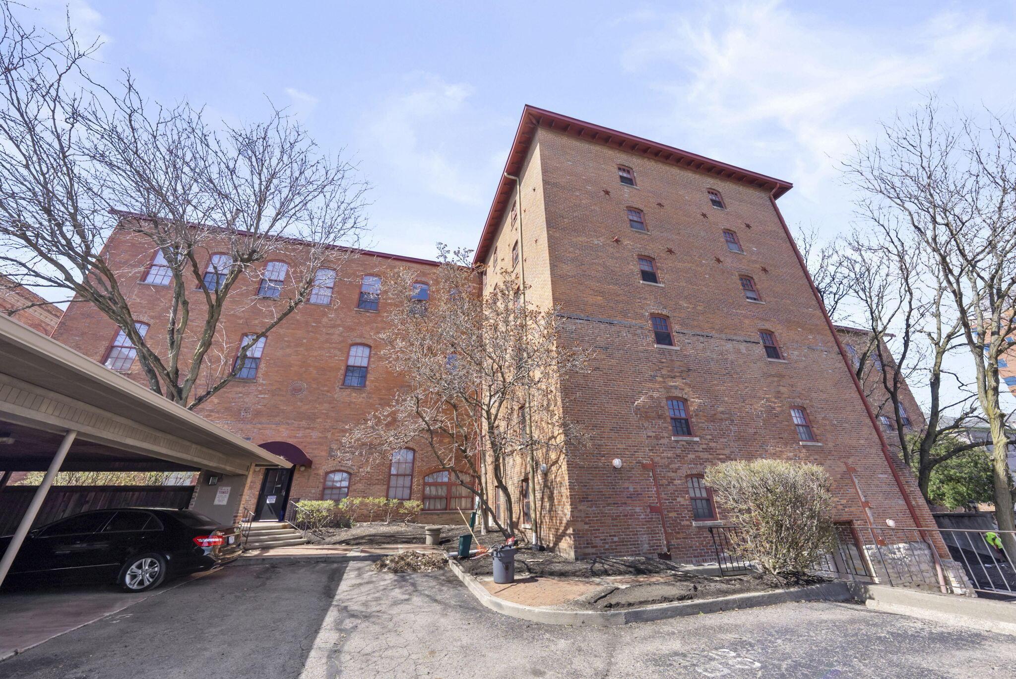 544 S Front Street, 115