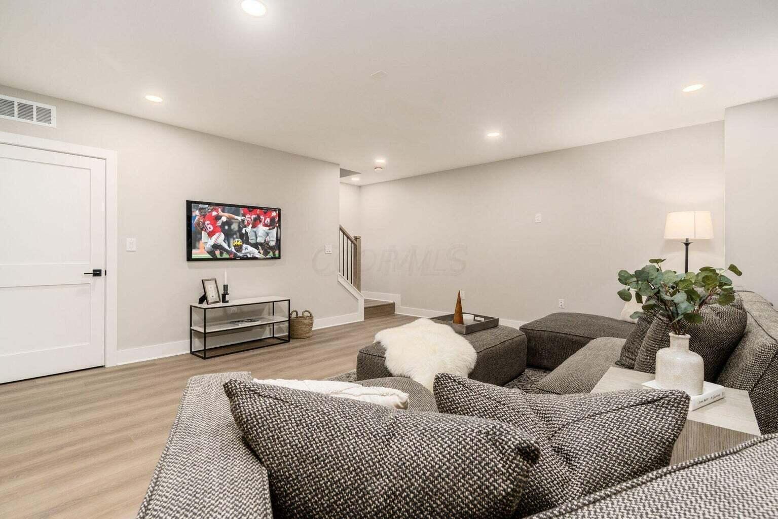 245 E Redbud Alley