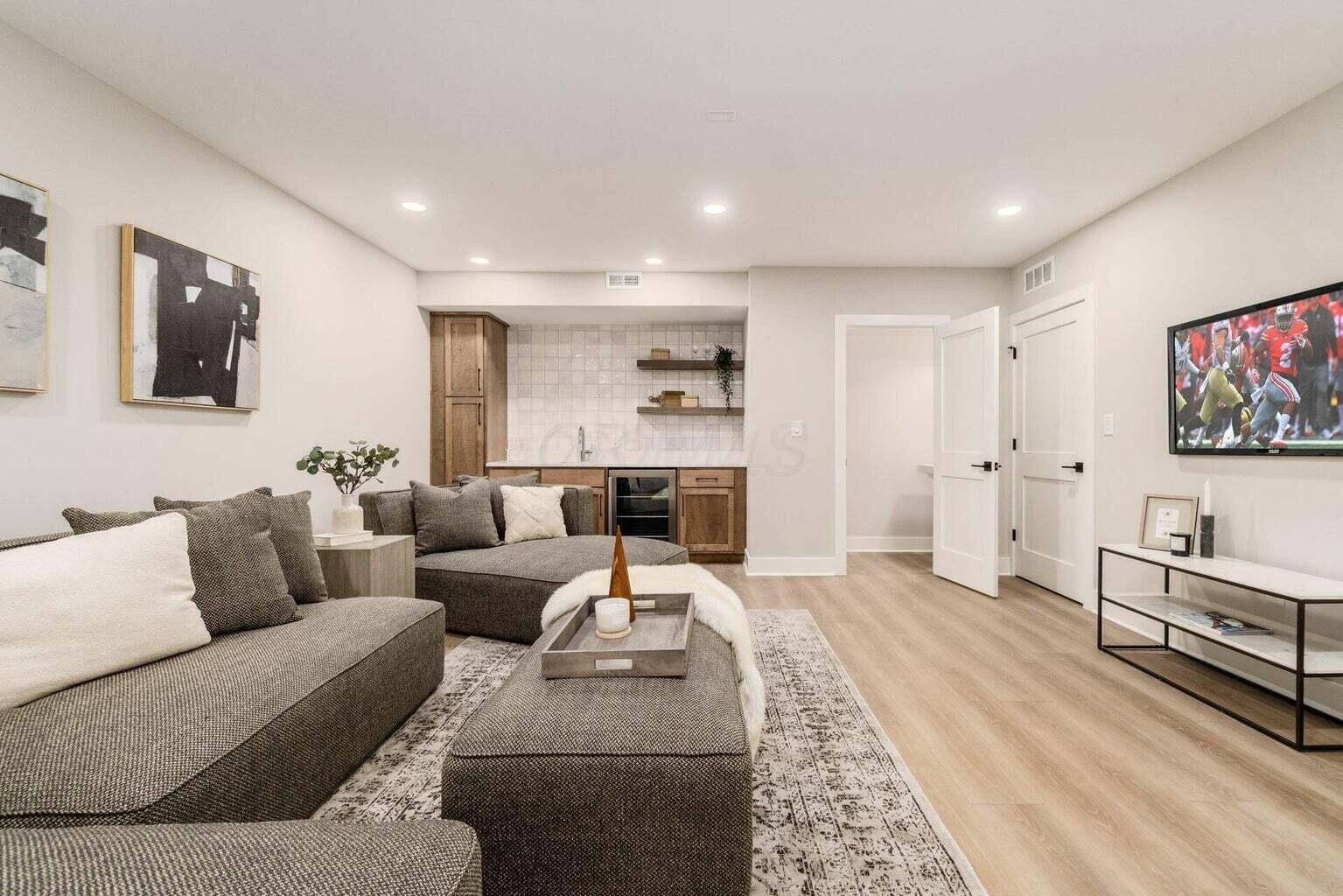 245 E Redbud Alley