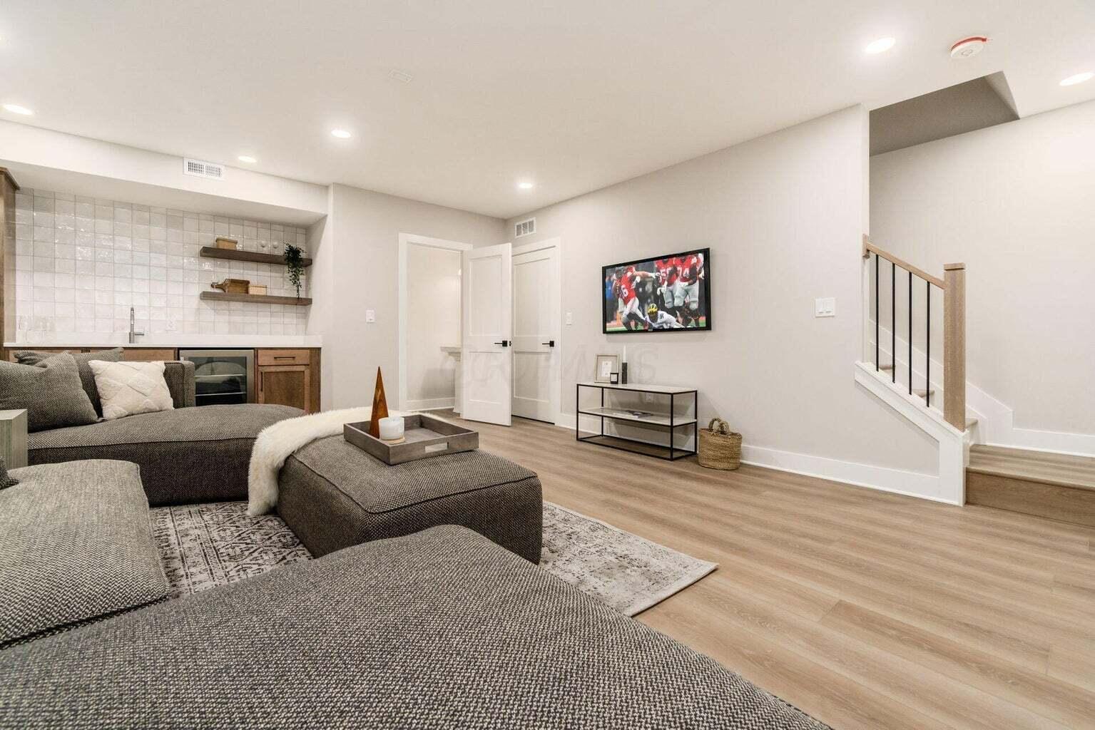 245 E Redbud Alley