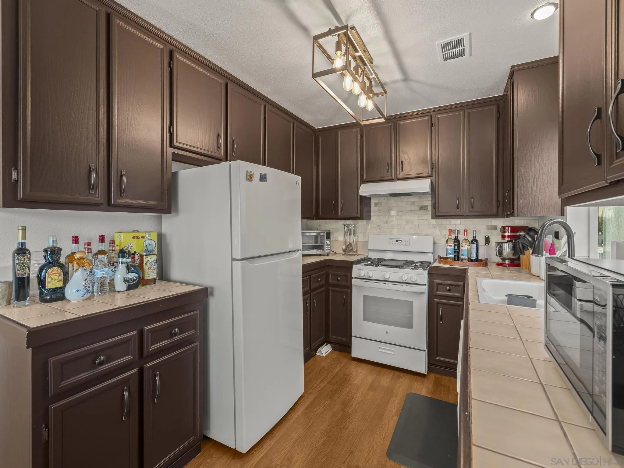 406-408 & 408b E Ave