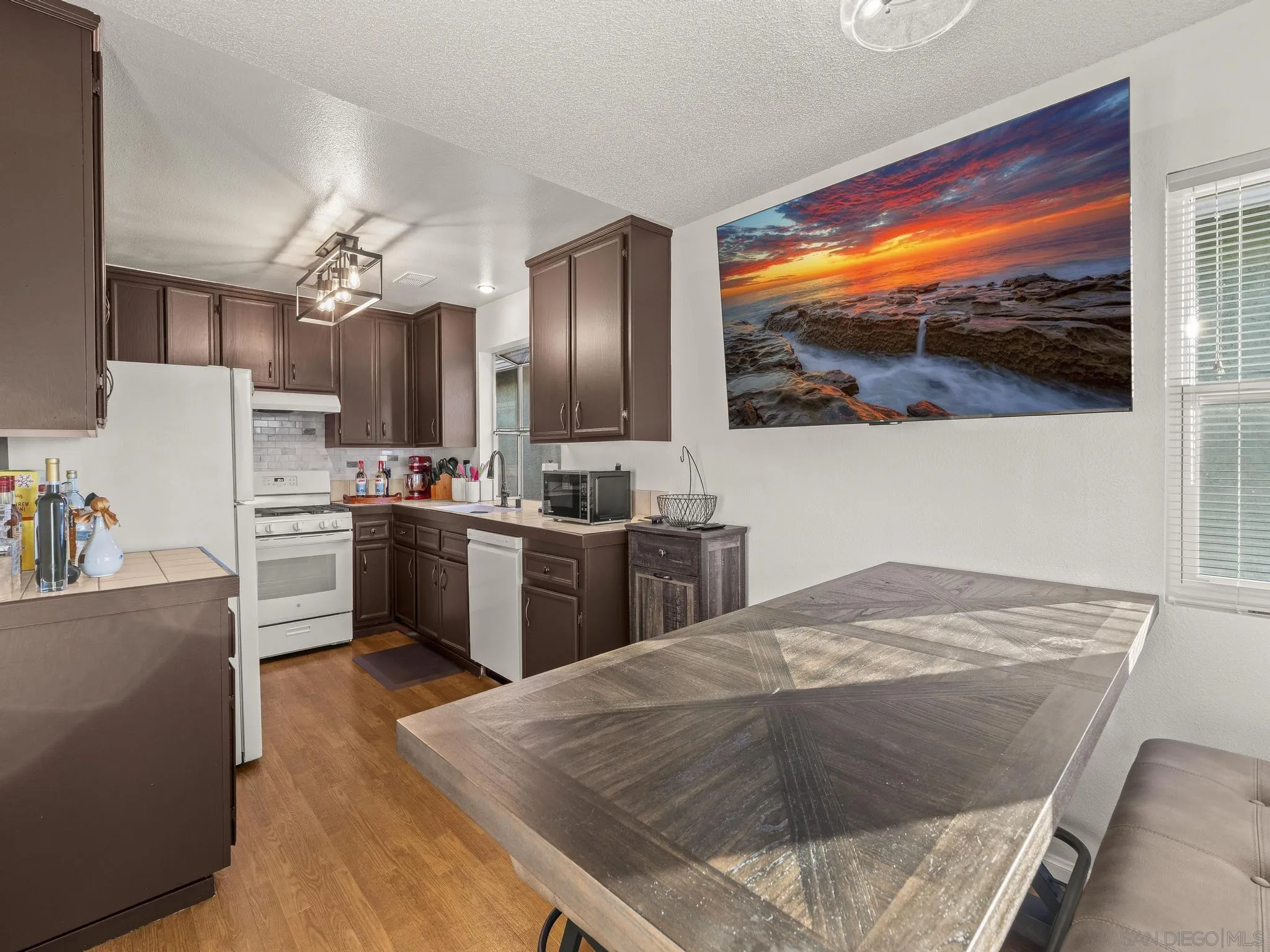 406-408 & 408b E Ave
