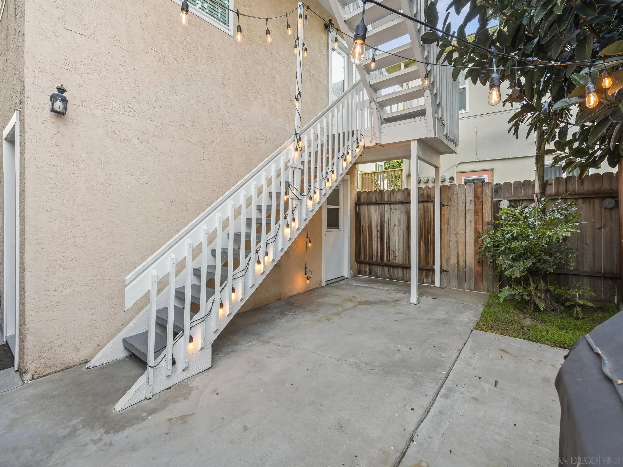 406-408 & 408b E Ave