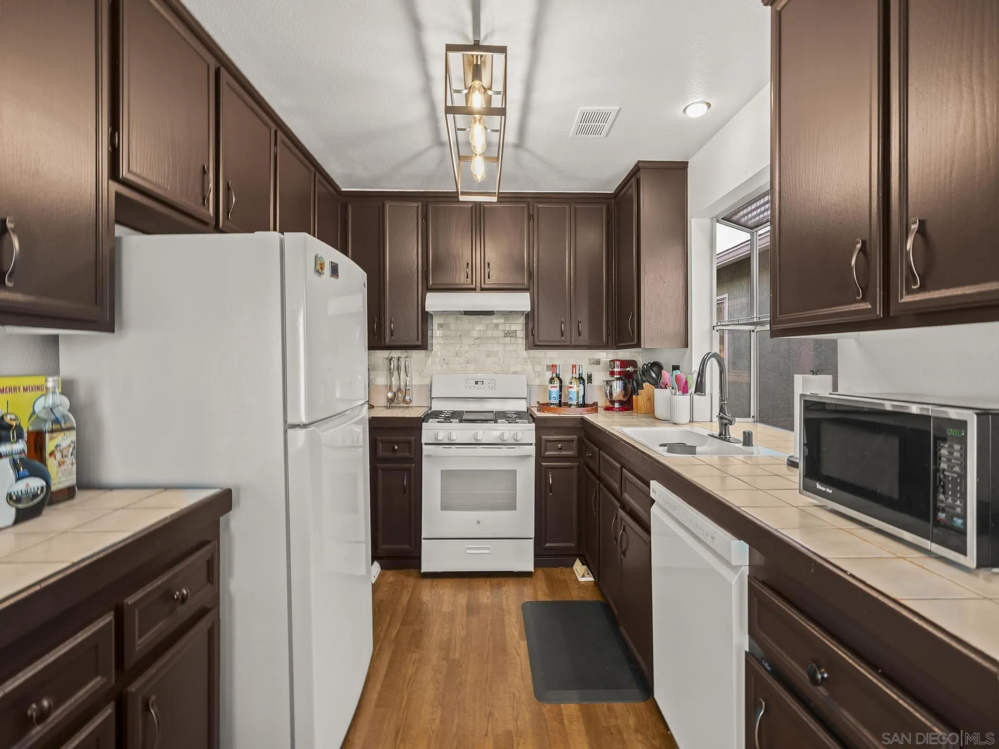 406-408 & 408b E Ave