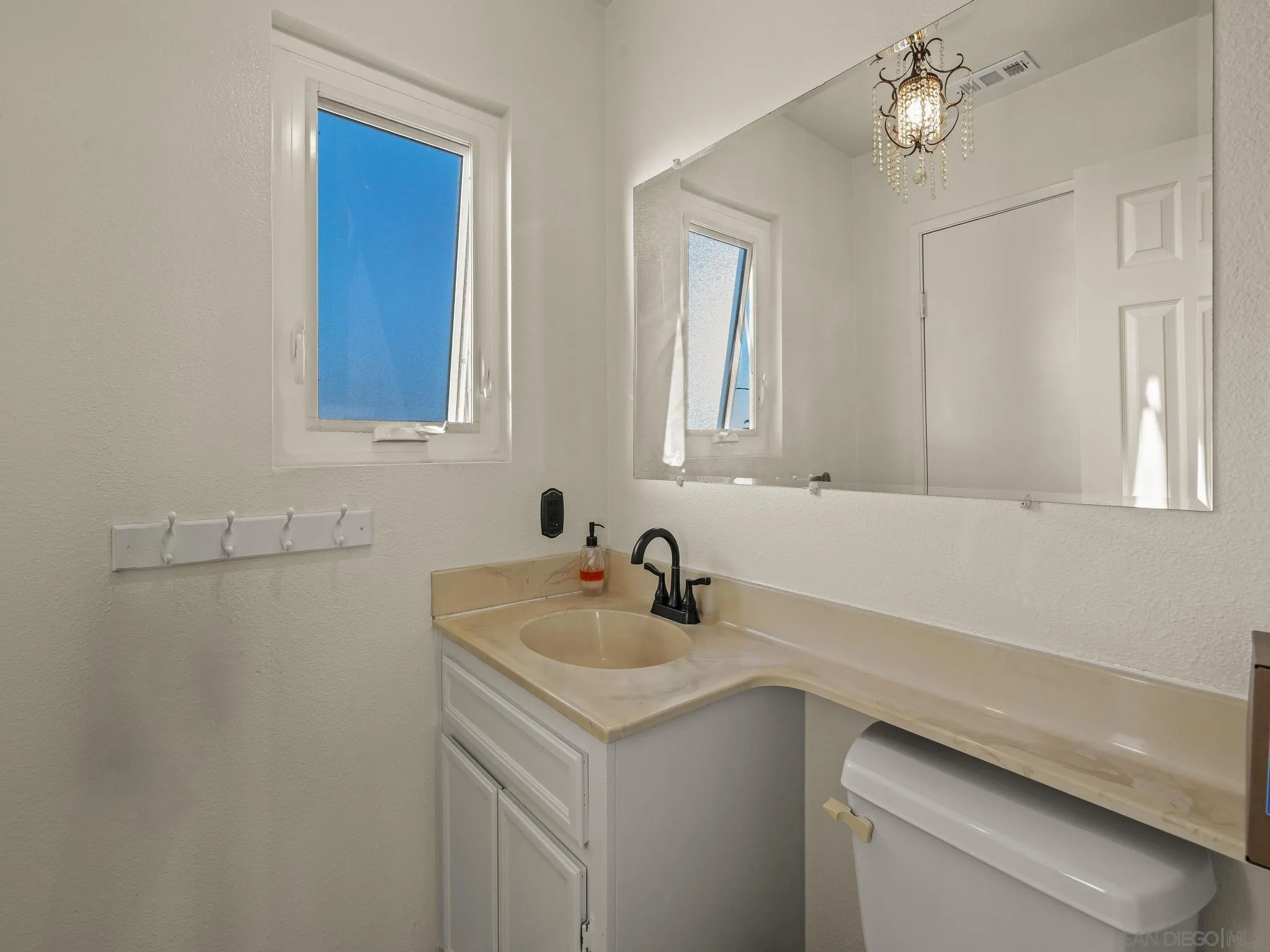 406-408 & 408b E Ave