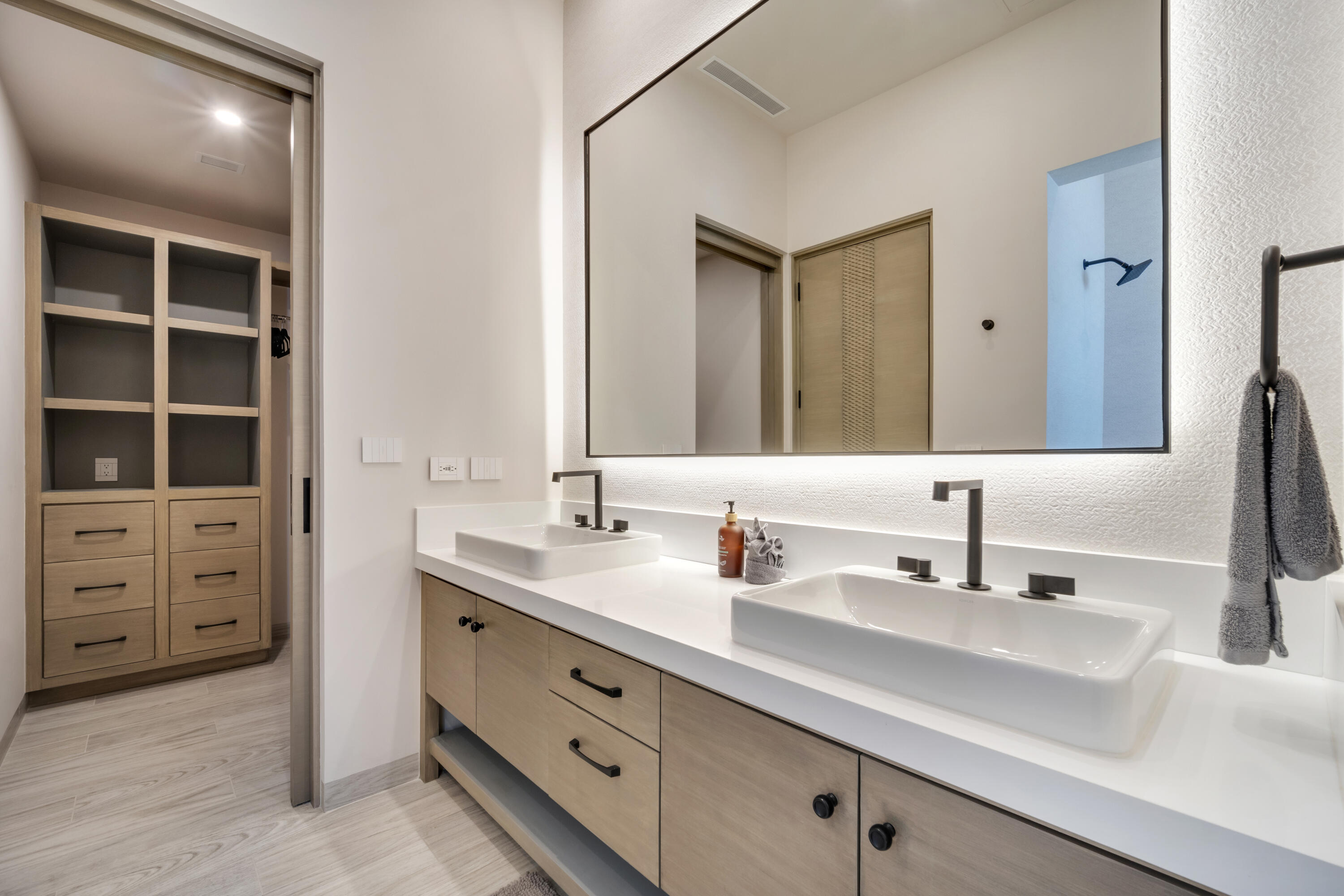 4 bedroom Turnkey Luxury Residence Condo, Alvar Front Row Ocean View PH