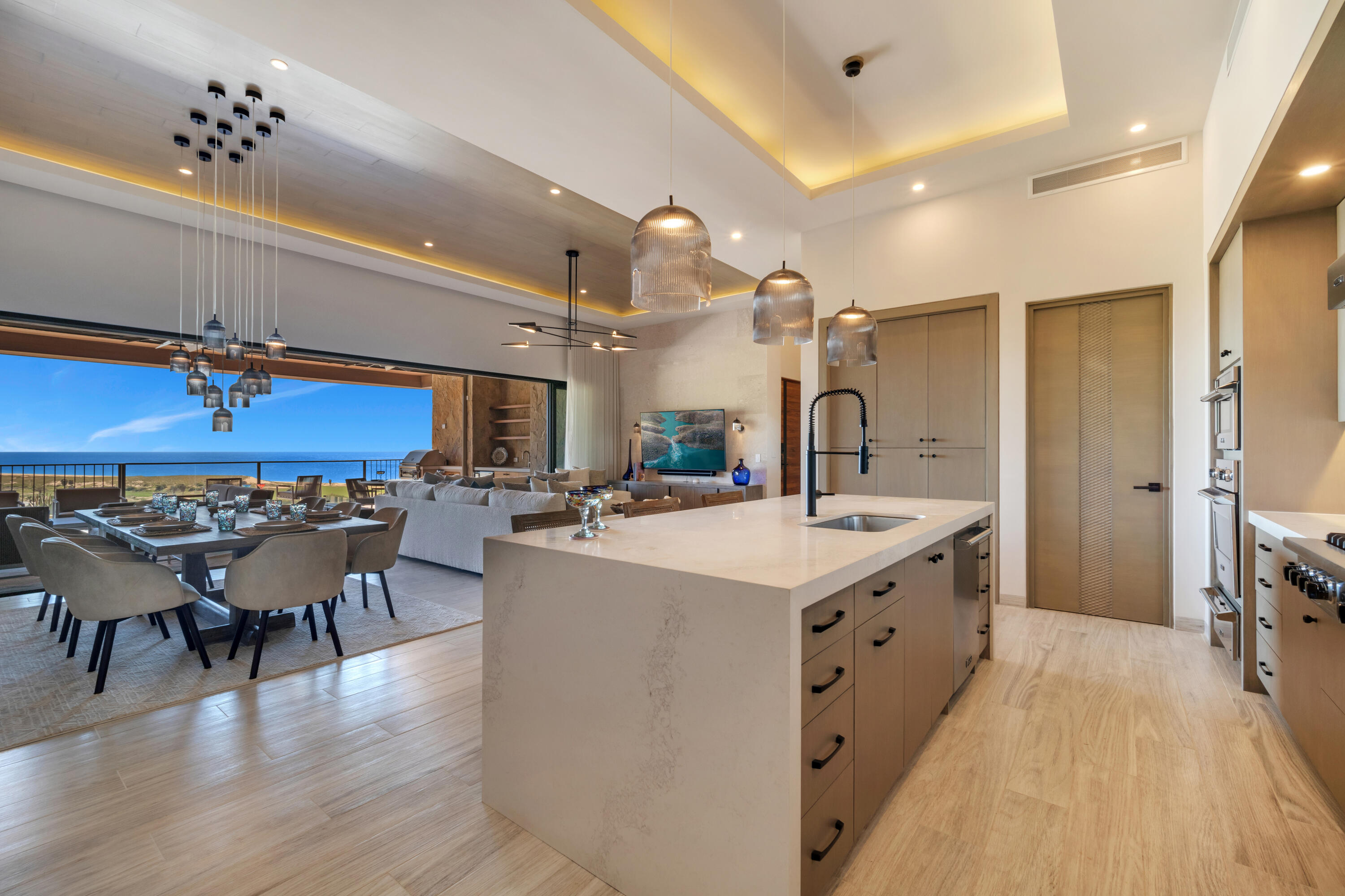 4 bedroom Turnkey Luxury Residence Condo, Alvar Front Row Ocean View PH