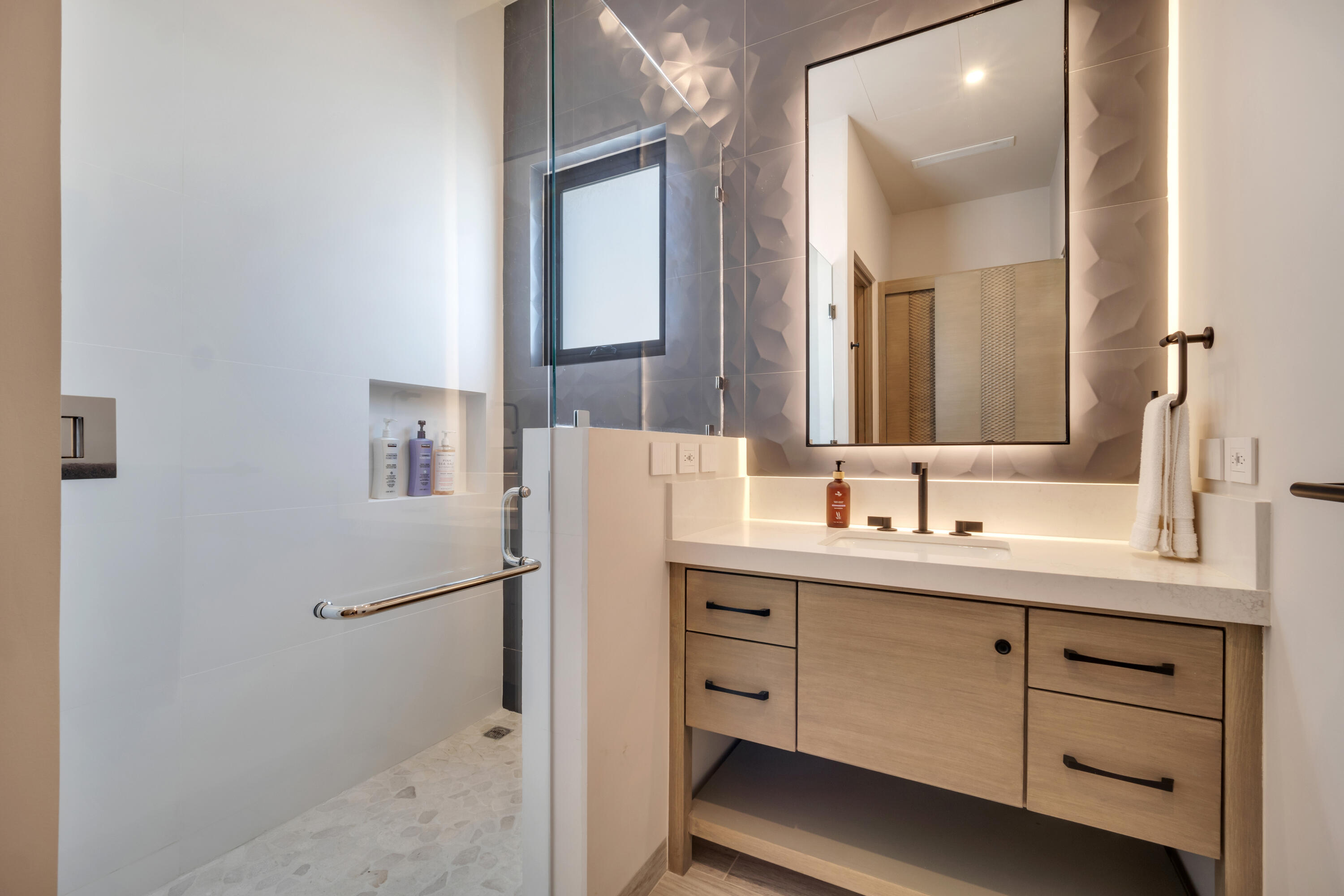 4 bedroom Turnkey Luxury Residence Condo, Alvar Front Row Ocean View PH