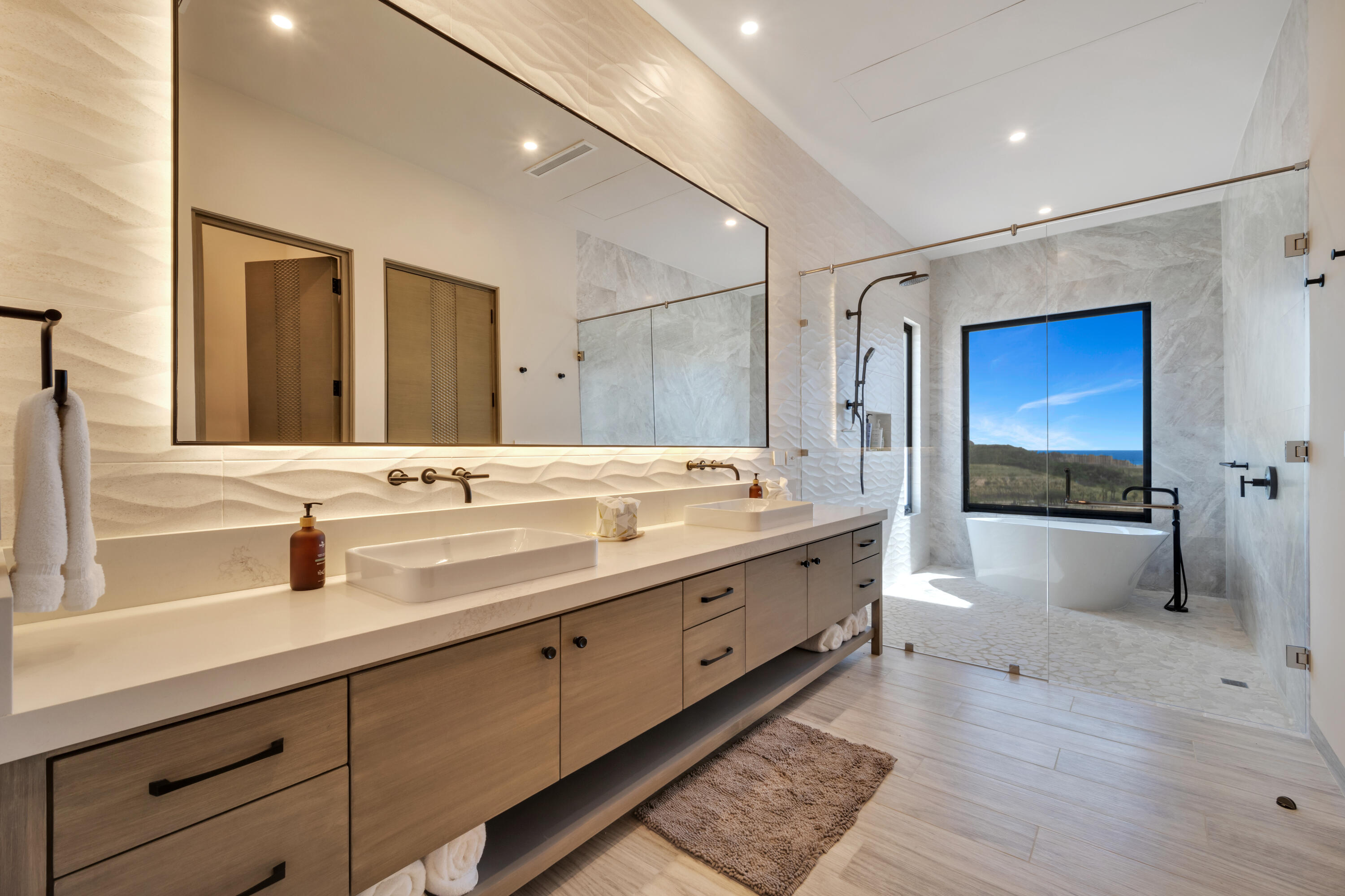 4 bedroom Turnkey Luxury Residence Condo, Alvar Front Row Ocean View PH