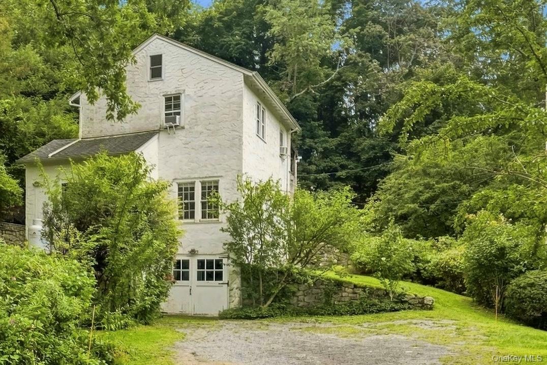 185 Old West Point Road E