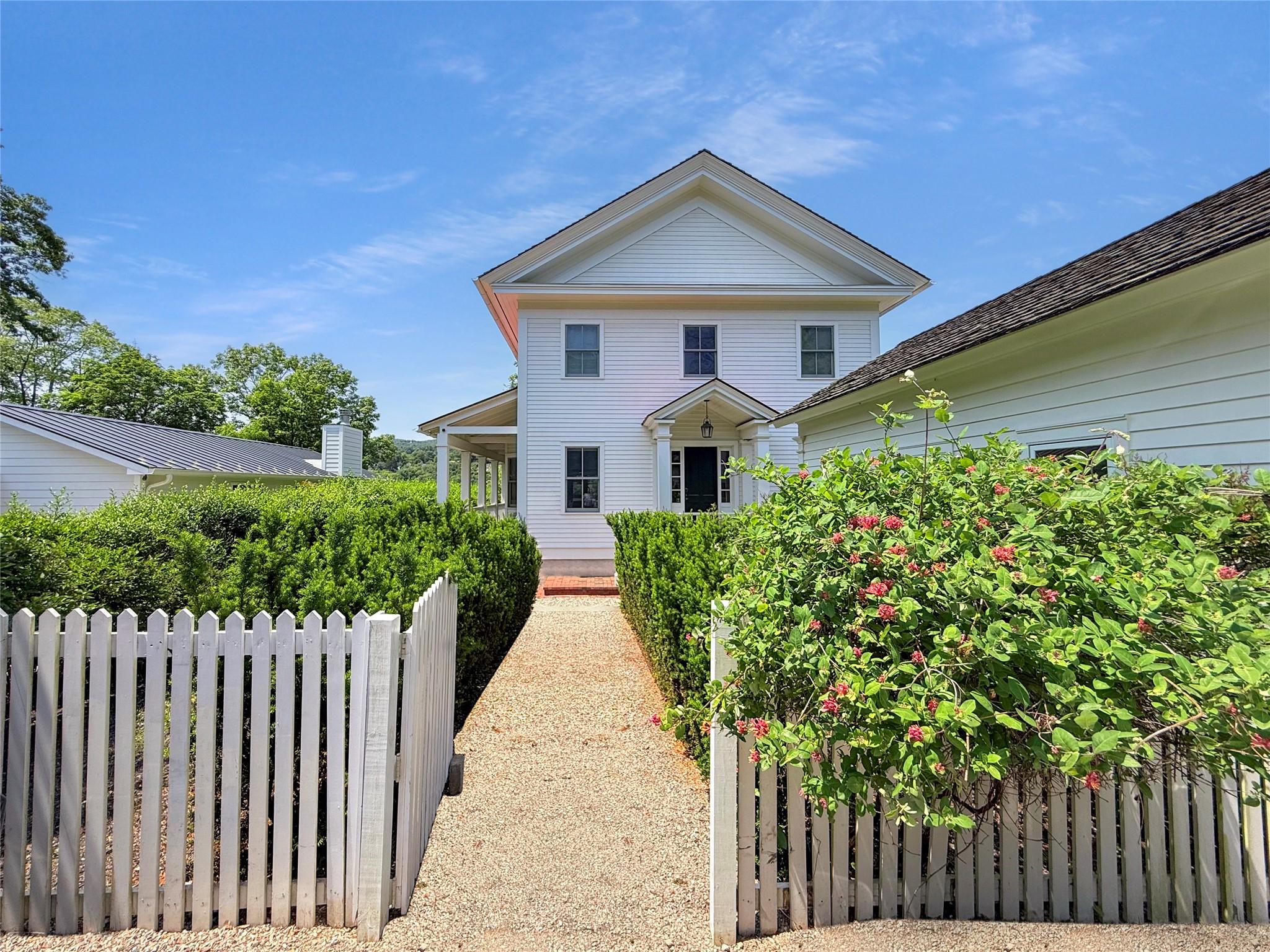 10 Hudson River Lane