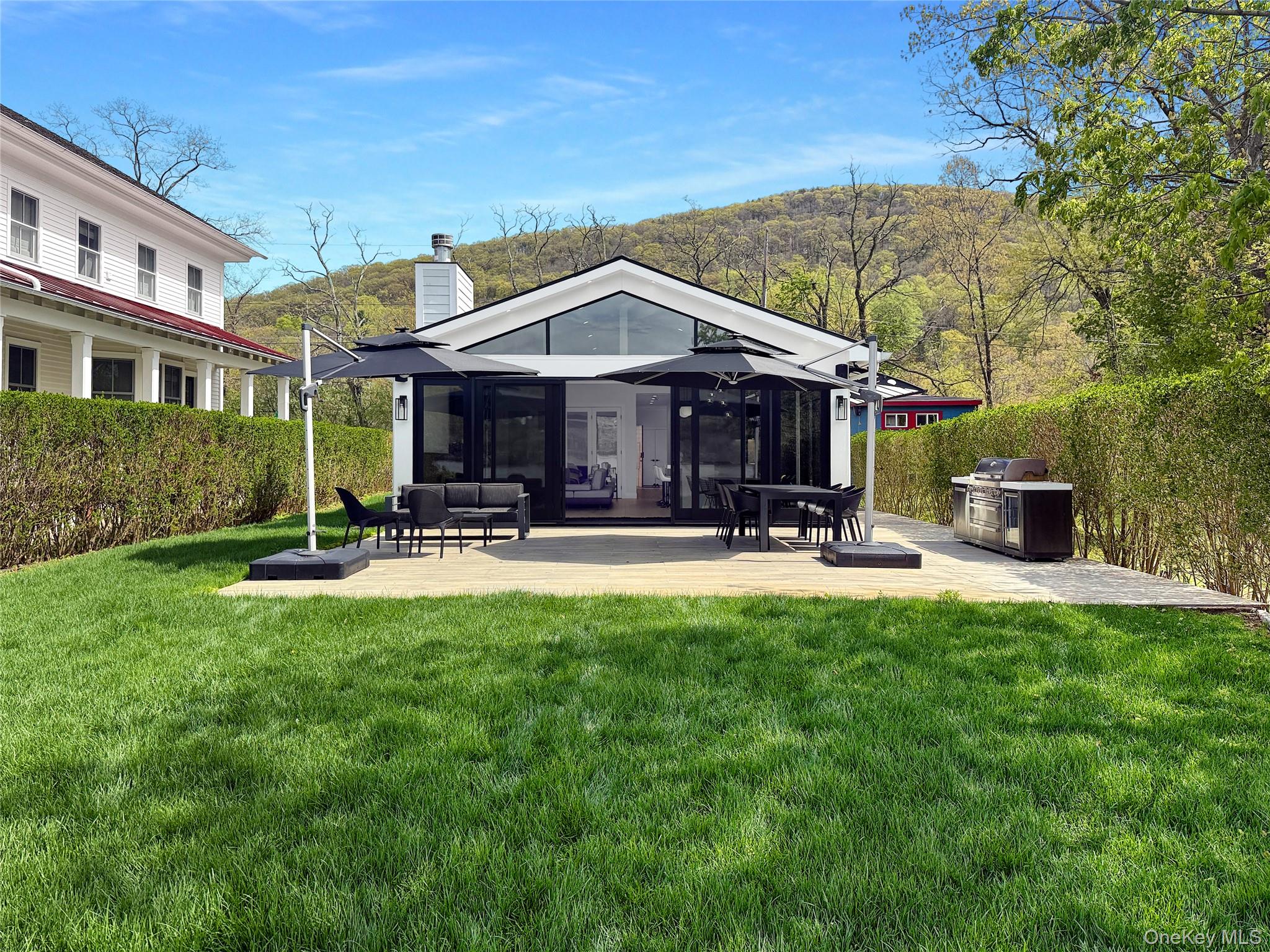 12 Hudson River Lane