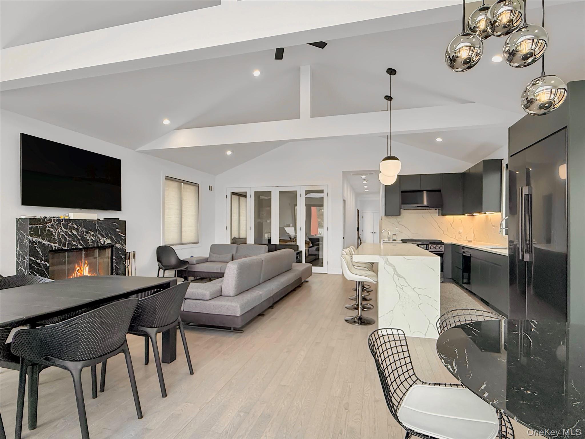 12 Hudson River Lane
