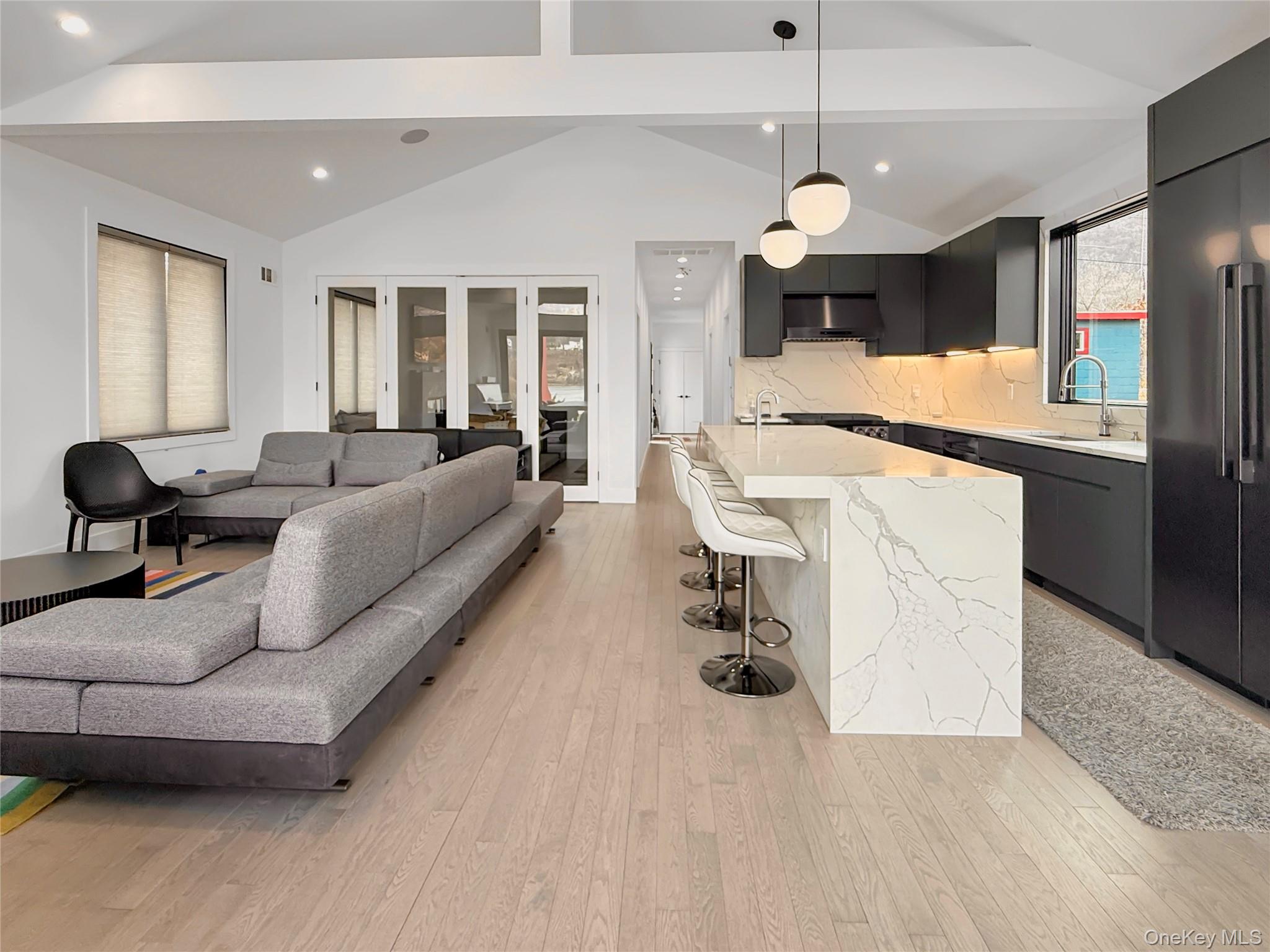 12 Hudson River Lane