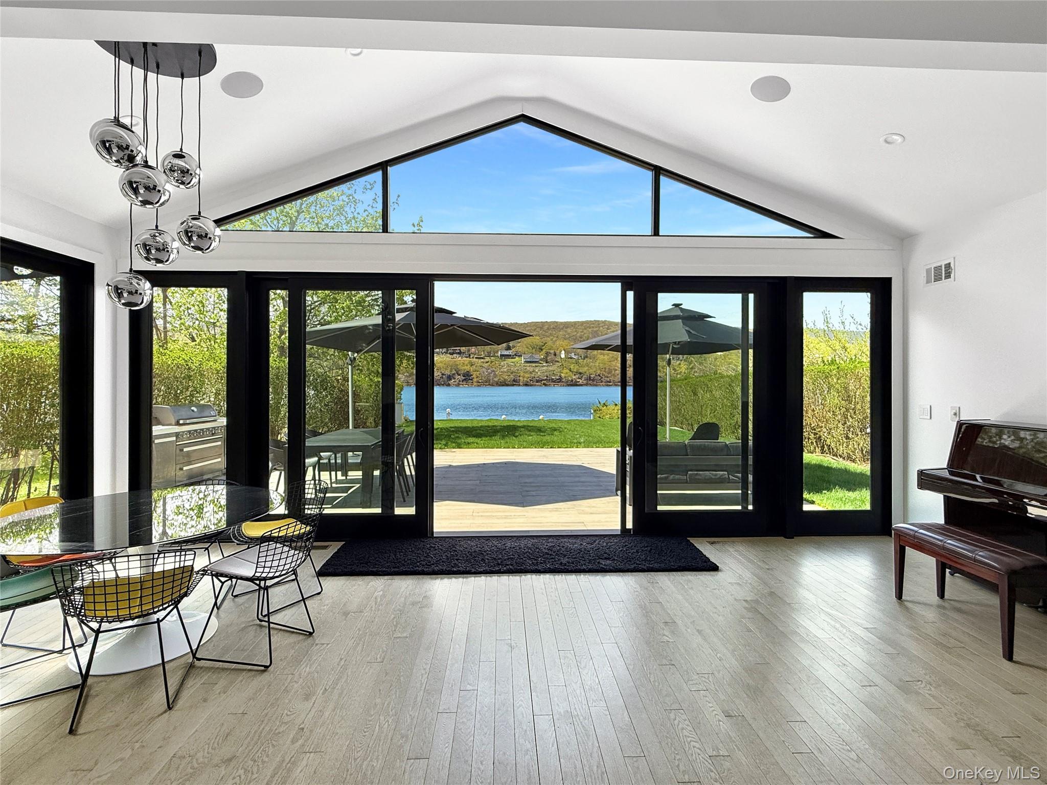 12 Hudson River Lane
