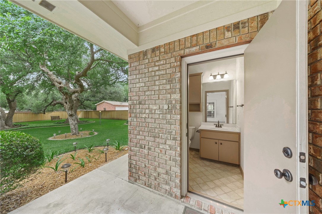 900 SALADO OAKS Drive