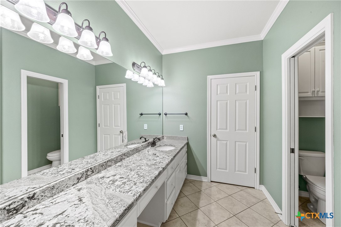 900 SALADO OAKS Drive