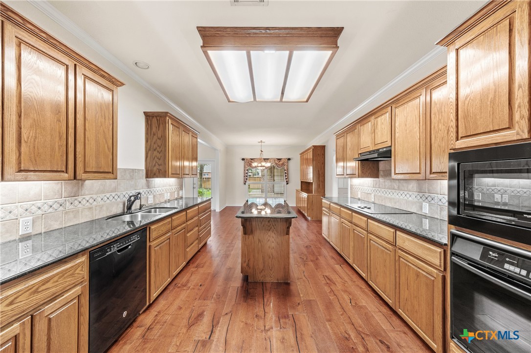900 SALADO OAKS Drive