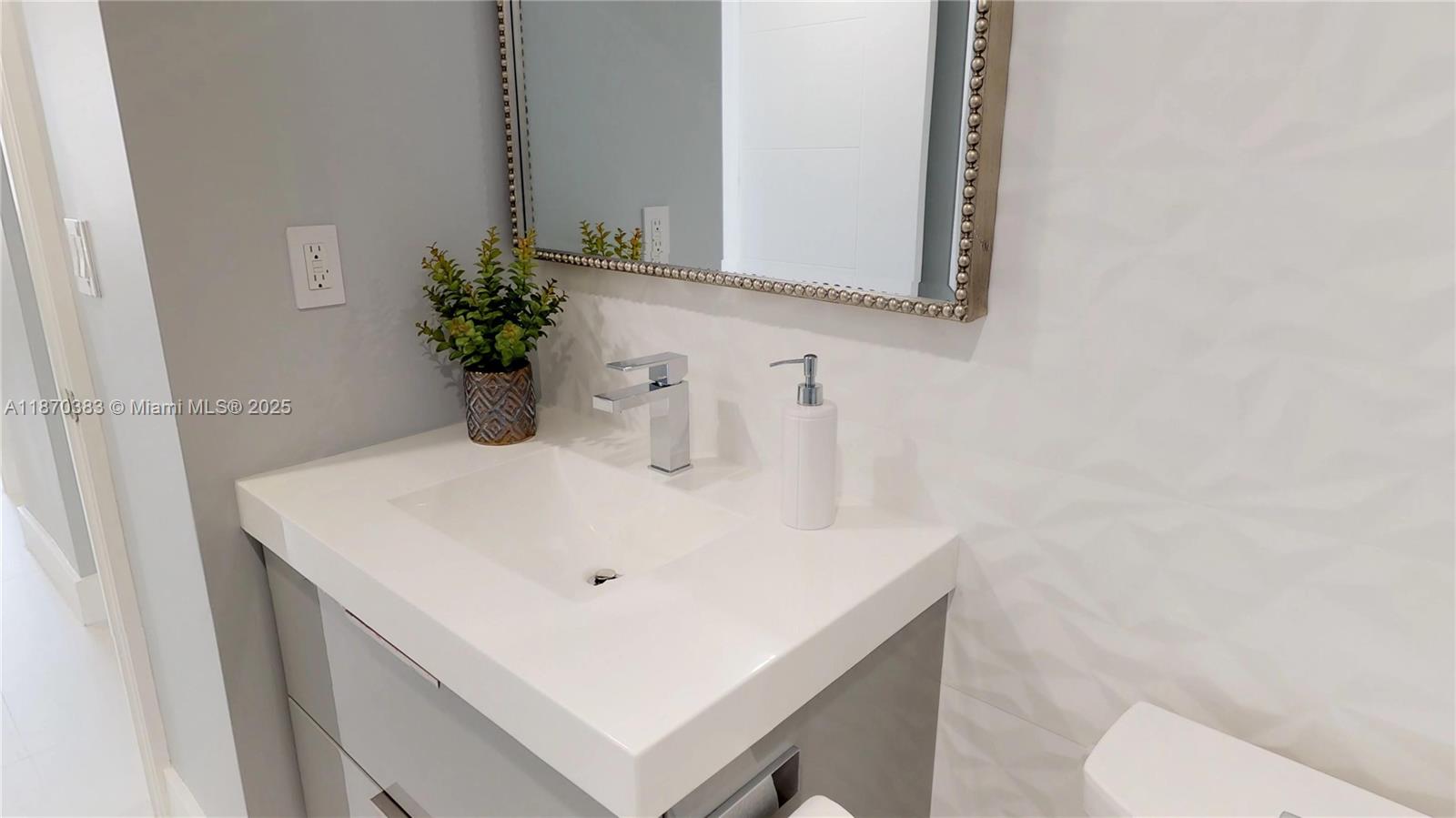 5601 Collins Ave # 1225