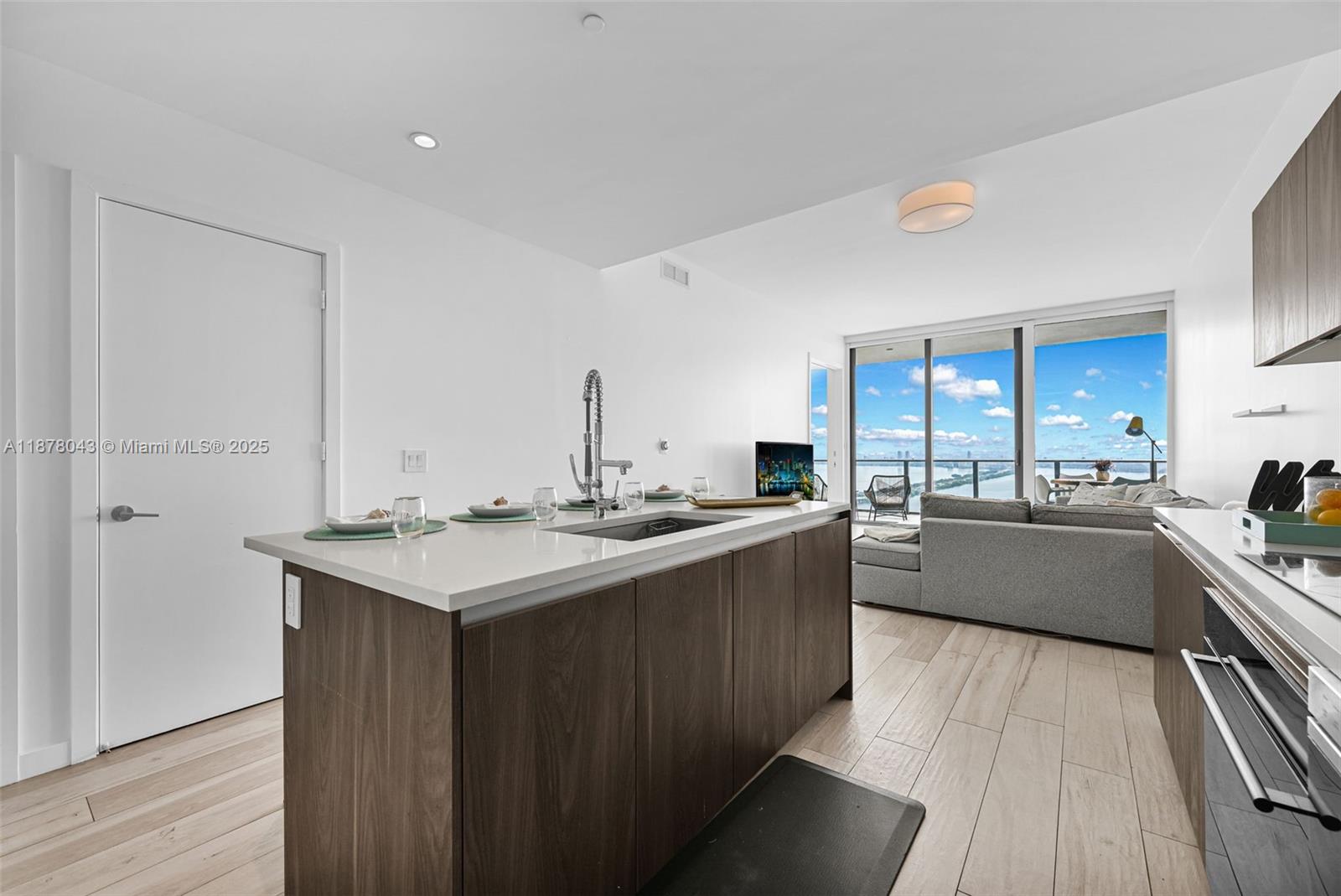 480 NE 31st St # 3806