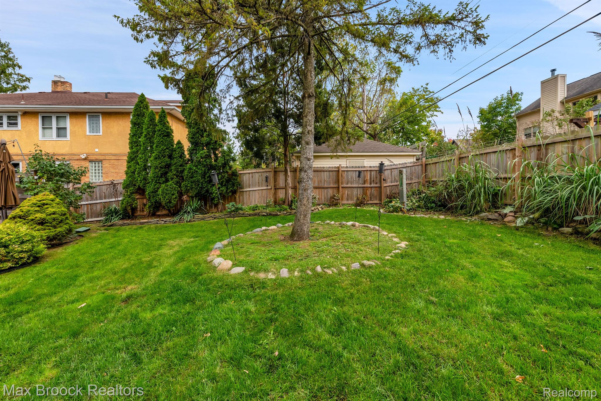 403 W HOOVER Avenue
