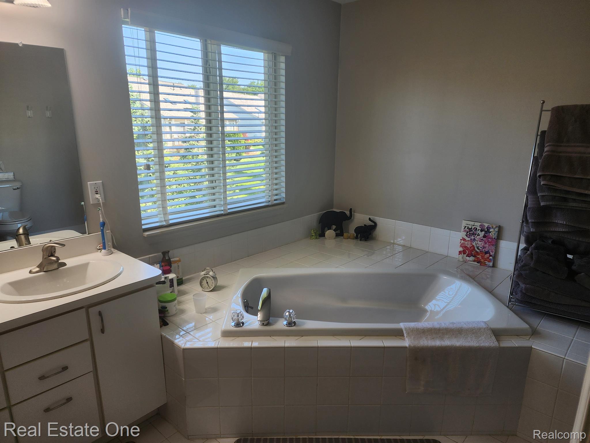 3402 HARBOURS Boulevard 52