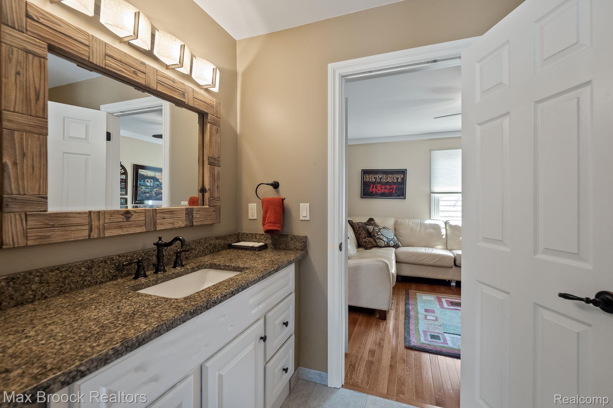 4295 Shoreview Lane