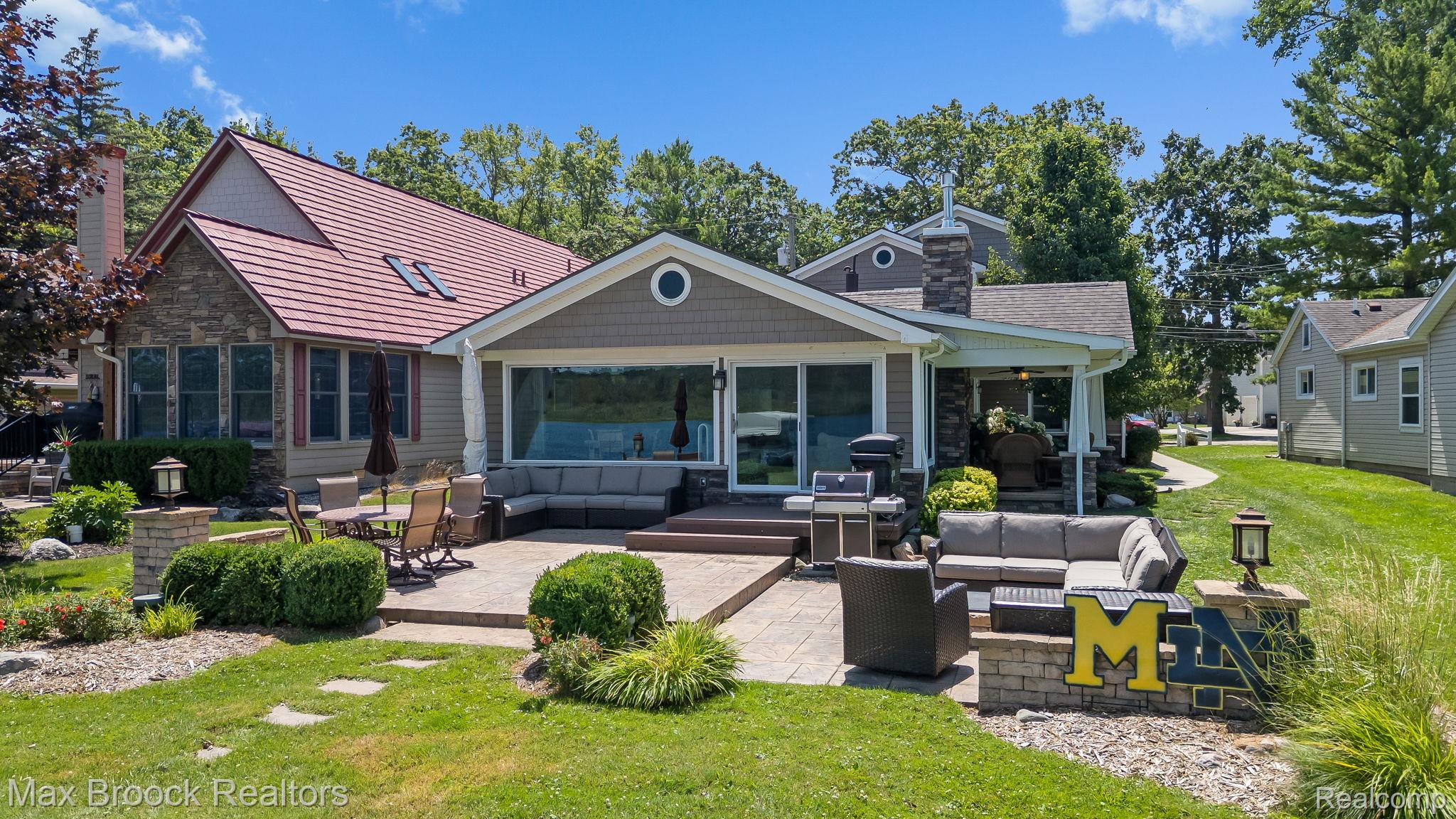 4295 Shoreview Lane