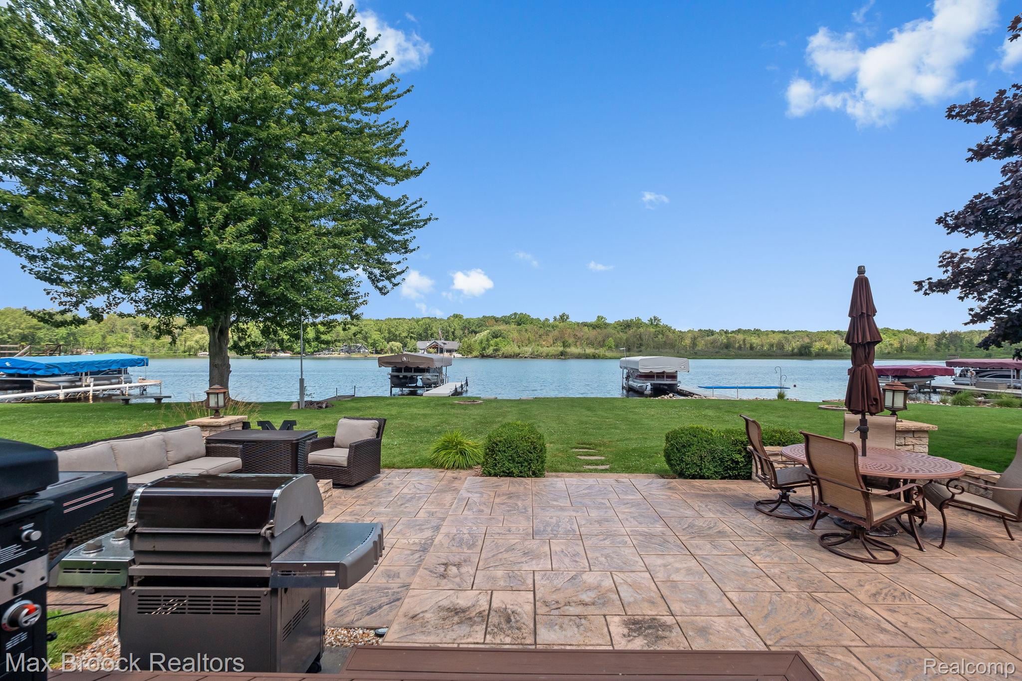 4295 Shoreview Lane