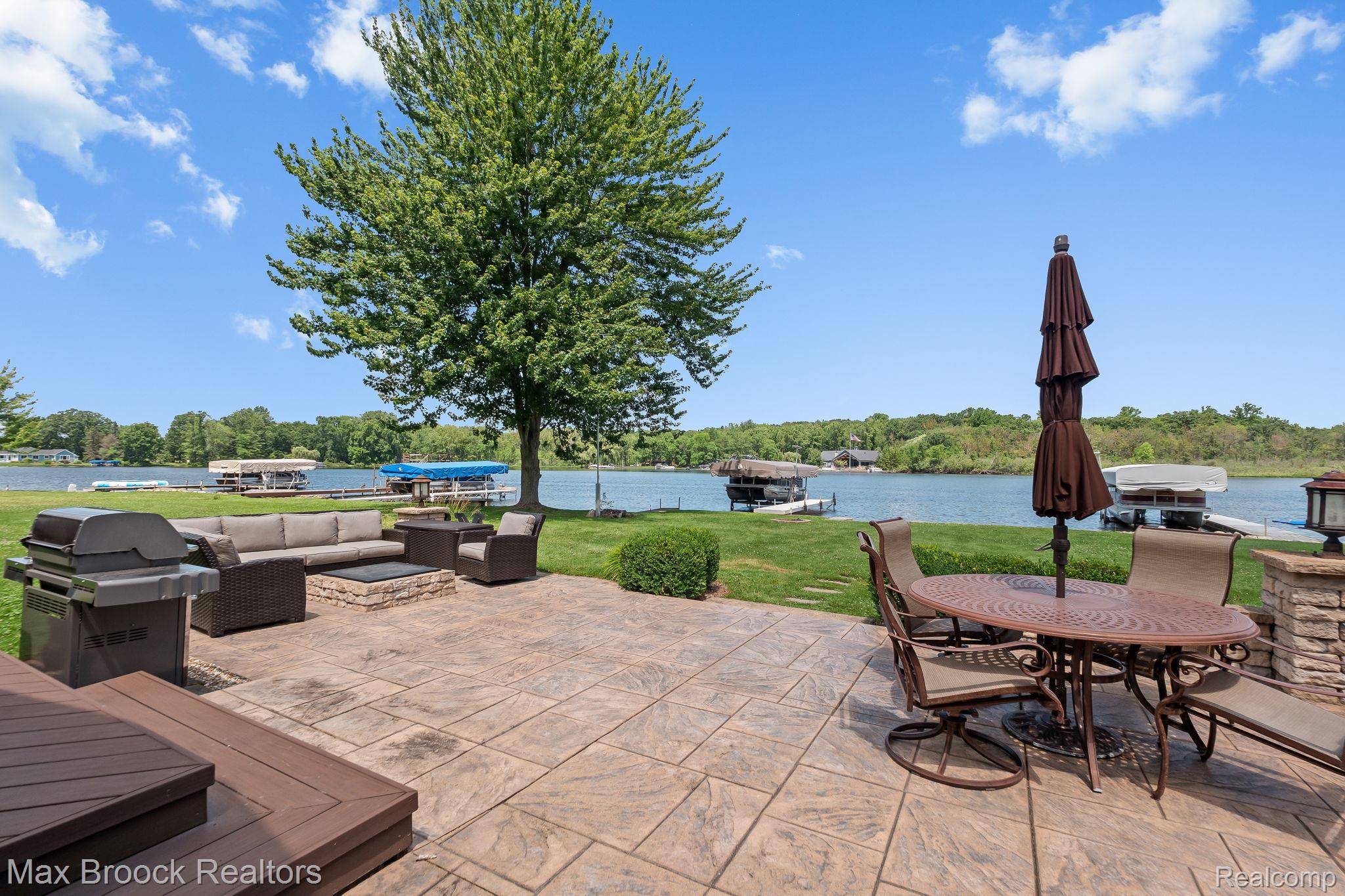 4295 Shoreview Lane