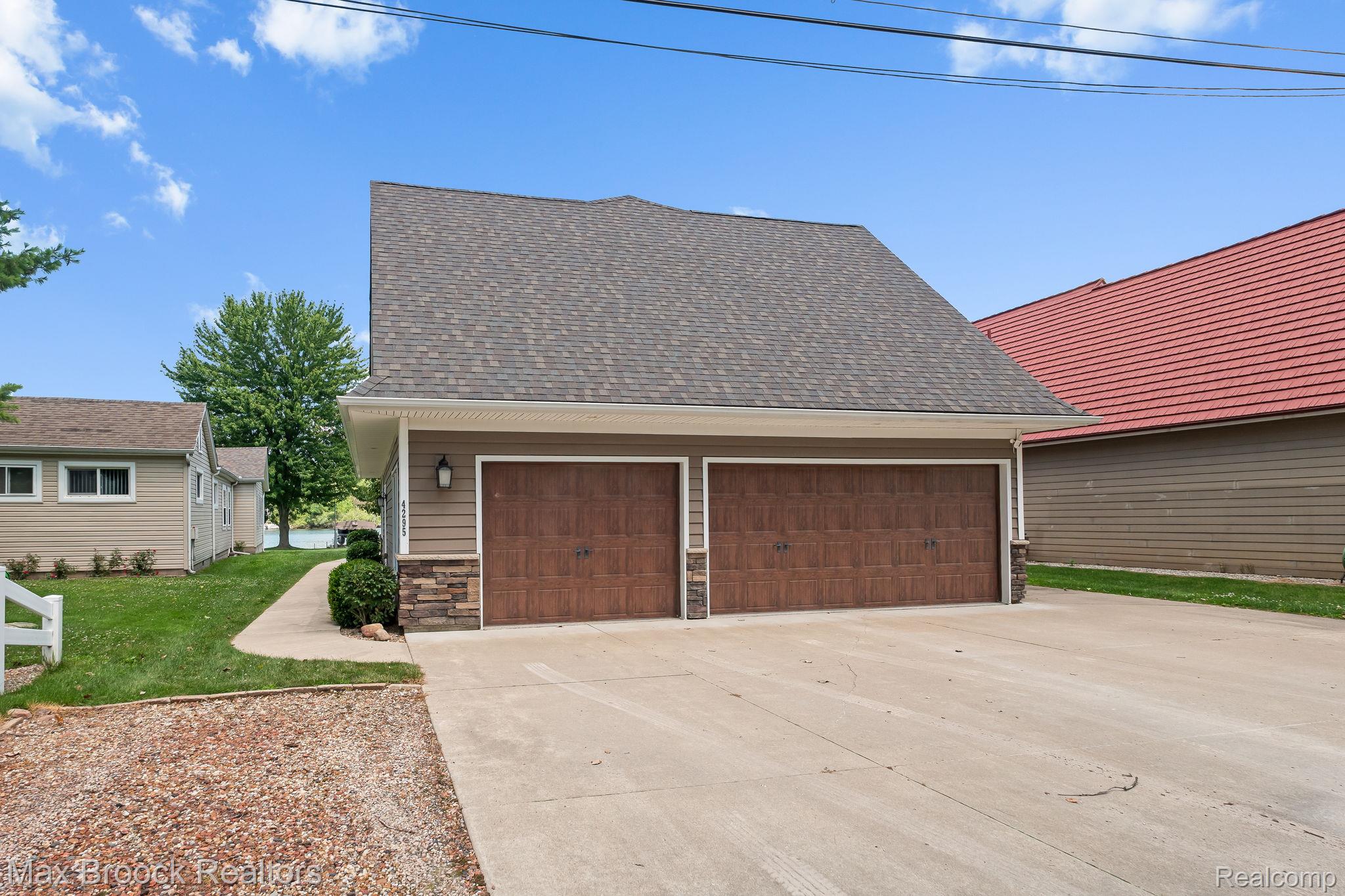 4295 Shoreview Lane